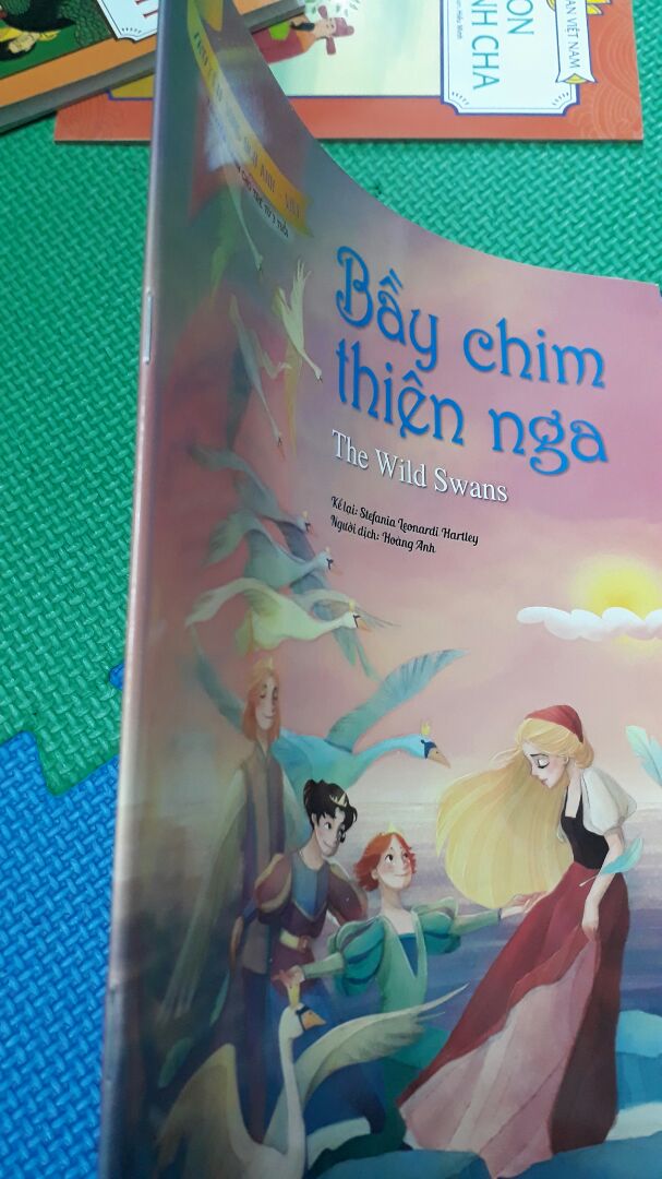 truyện này mình đã đọc từ rất lâu nay mua lại cho con mình đọc , truyện hay, hình vẽ đẹp, là truyện song ngữ nên rất thích hợp cho các bé tập tành đọc tiếng Anh.