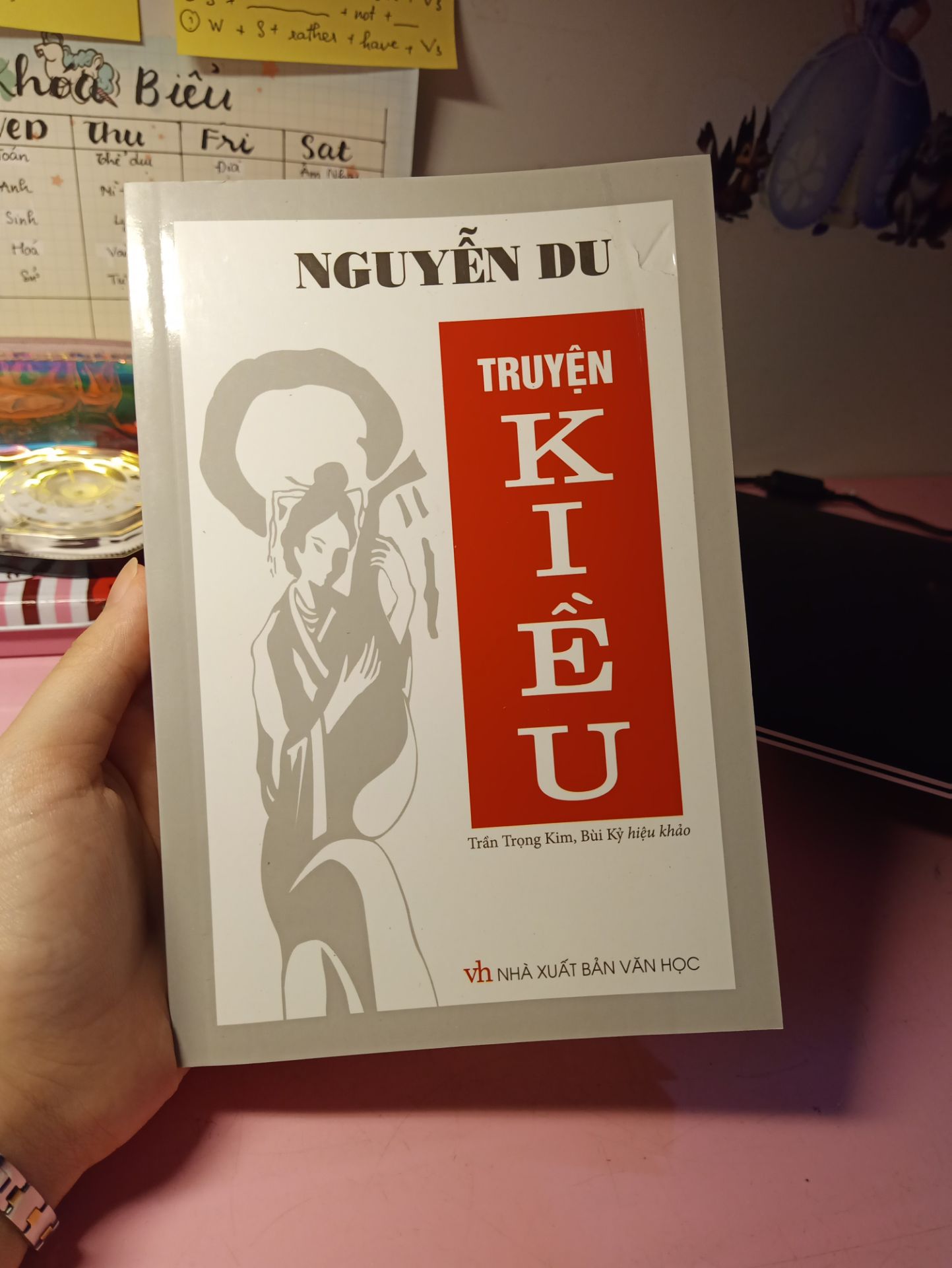 sách hơi bị rách và toẽ 1 chút ở phần góc chắc là do quá trình vận chuyển nhưng không ảnh hưởng nhiều đến chất lượng sản phẩm mình ủng hộ cho 5 sao nhé ^^