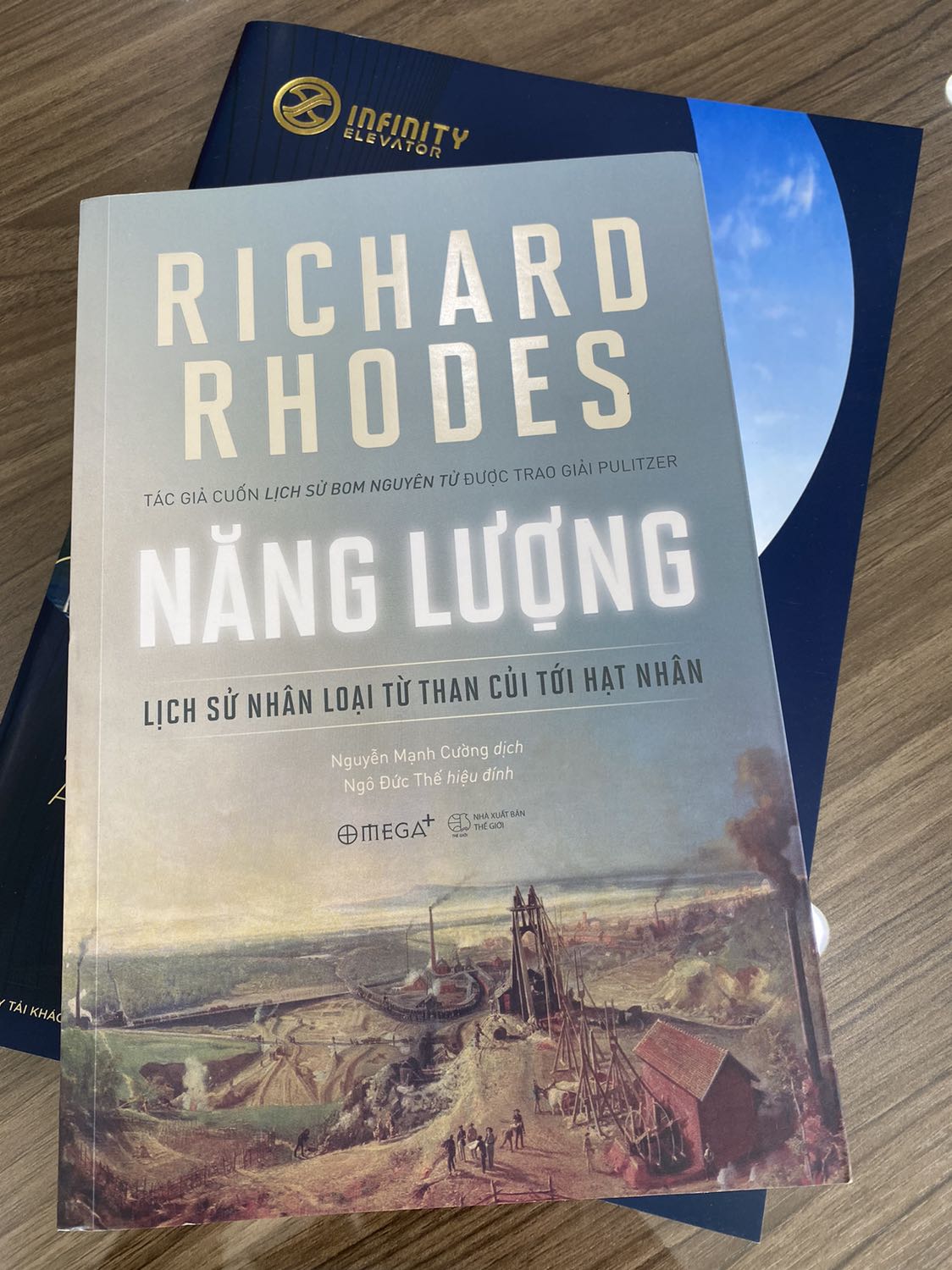 Sách cầm thực tế lên rất đẹp. Mới đọc mấy chương đầu, khá cuốn hút