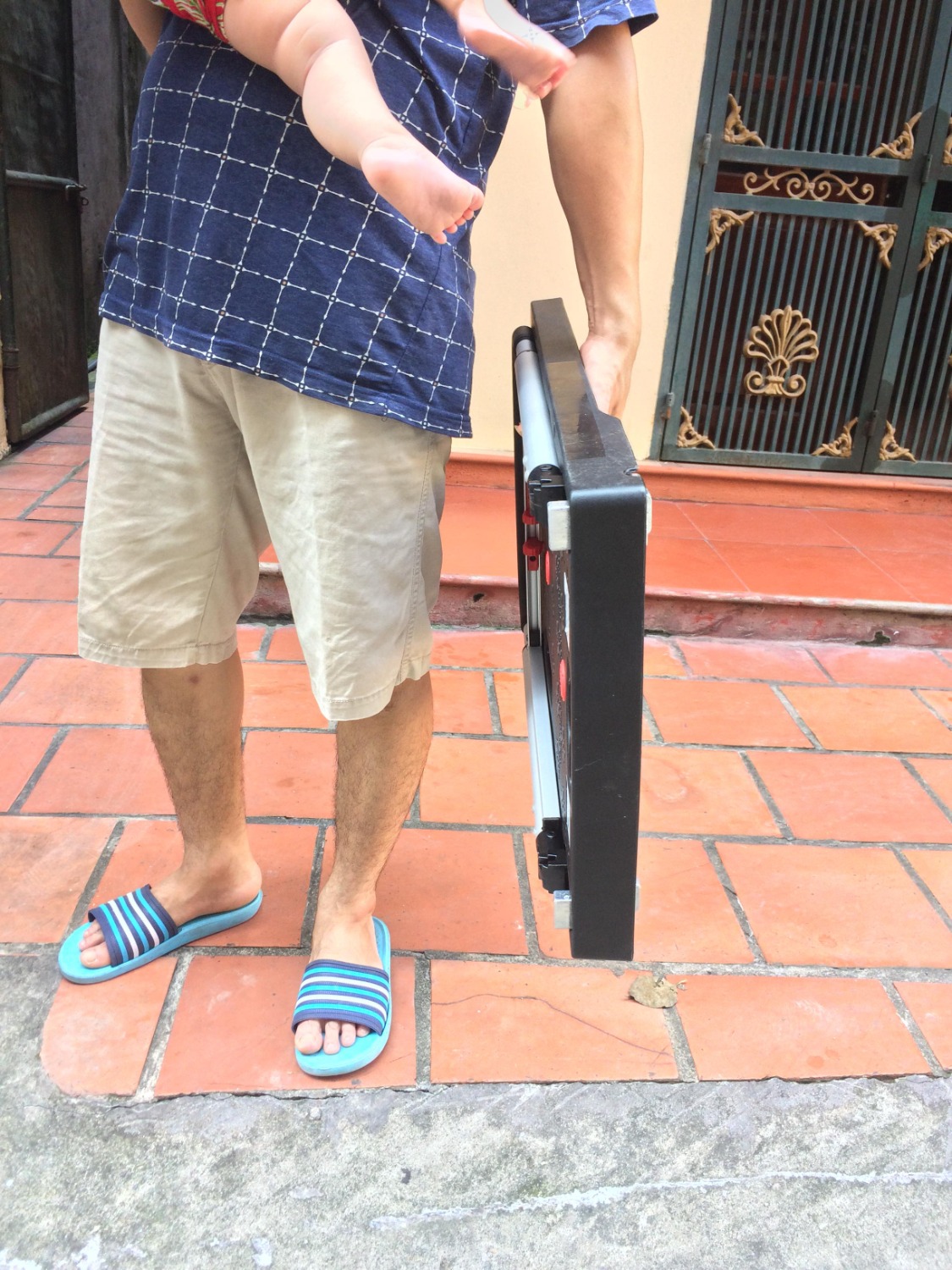 - Về SP: Xe đẩy thiết kế đẹp, nhẹ, thuận tiện, bánh xe gấp được chìm vào sàn xe nên vô cùng gọn. Mình rất ưng. Tuy nhiên xe khi bắt đầu mở hoặc gấp hơi bị mắc, mà mình không hiểu là do dầu mỡ hơi bị khô hay gì khác. Giá như không có khuyết điểm này thì SP đáng được 5 sao.
- Về nhà bán hàng Maxbuy Việt Nam: Nên kiểm tra lại SP trước khi giao hàng, chỉ xuất kho những SP hoàn hảo thì tốt biết bao. Đóng gói đẹp, chắc chắn nhưng nhiều nilon quá, nếu tìm cách đóng gói SP sao cho ít nilon hơn thì tuyệt.
- Về Tiki: Giao hàng khá nhanh, nhân viên thân thiện!