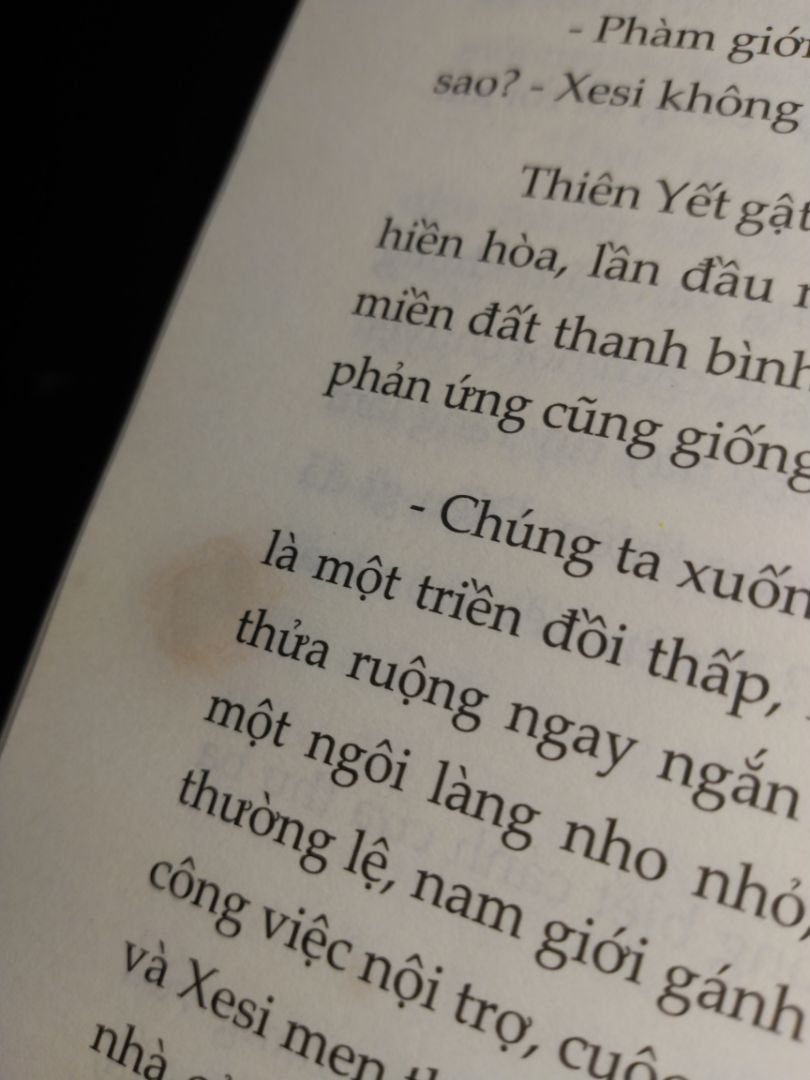Sách giao lâu, có vết mốc và sai nhiều lỗi ? Về nội dung thì hơi trớt quớt, tác giả xử lí được những vấn đề trong các quyển trước nhưng lại chưa được triệt để.