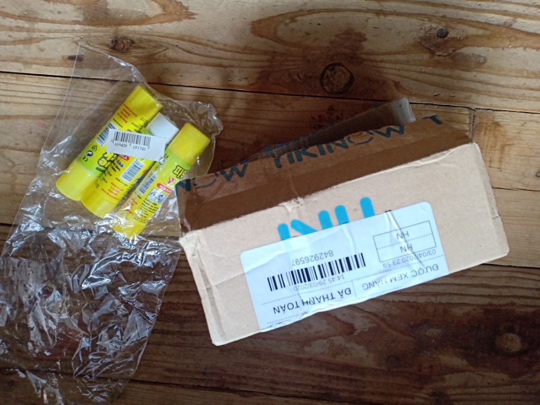 hàng kém chất lượng. mua 3 lọ hồ thì 1 lọ mất nắp, 1 lọ mốc. yêu cầu được trả lại hàng. đây là hình ảnh lúc vừa nhận đc hàng.