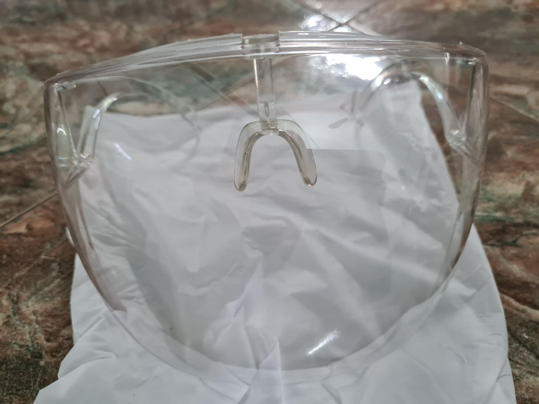 Kính trong nhưng lỏng lẻo, nặng, đeo tuột và dễ vỡ. Mua 4 cái thì 4 cái đều như thế. lỡ mắc vào cổ áo một chiếc rồi khom người lượm đồ thì rớt xuống đất bẻ liền luôn. Dỏm.