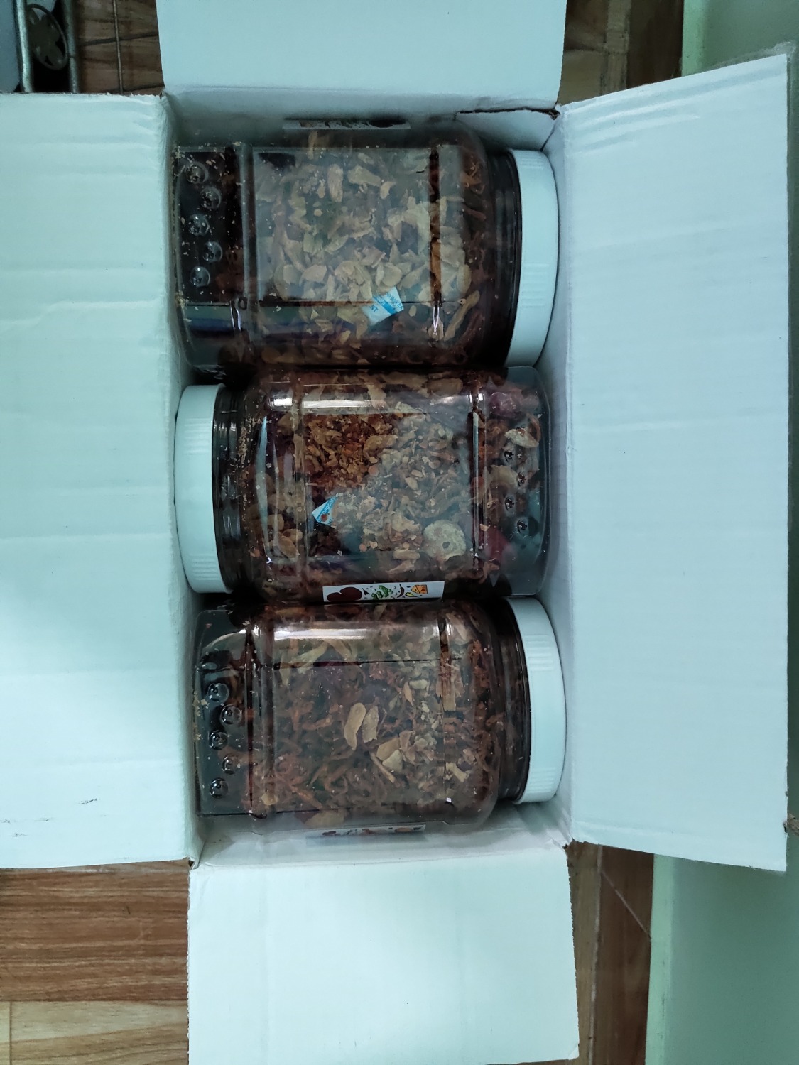 Mình hiếm khi đặt đồ ăn online, thường chỉ đặt phụ kiện, thời trang, đồ công nghệ nhưng do món này hơi khó tìm bên ngoài nên lên Tiki đặt luôn.
- Mềm, dễ ăn. Nếu giòn một chút thì sẽ ngon hơn.
- Nêm nếm vừa phải, ko quá mặn.
- Ko ẩm mốc, ko có mùi lạ.
Nếu shop tiếp tục duy trì được chất lượng như hiện tại thì sau này sẽ còn ủng hộ.