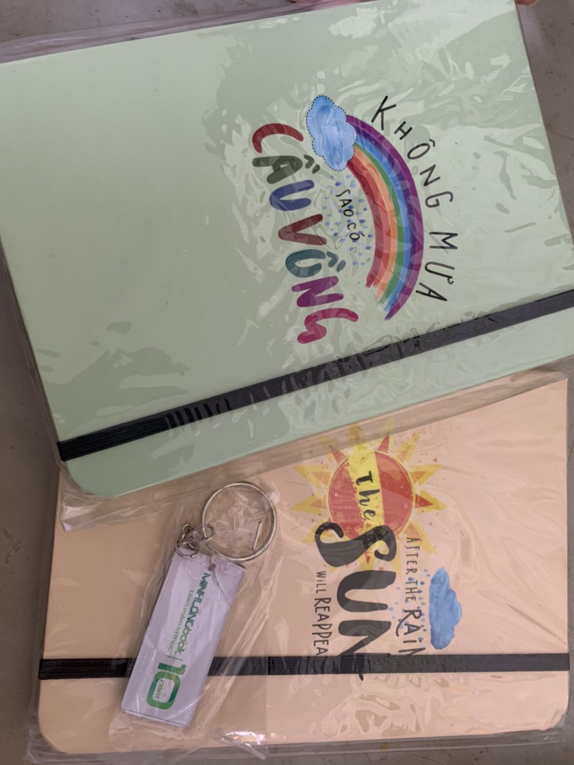 Mua dc giá sale. Sổ đẹp, giấy tốt, màu ko tươi như hình.