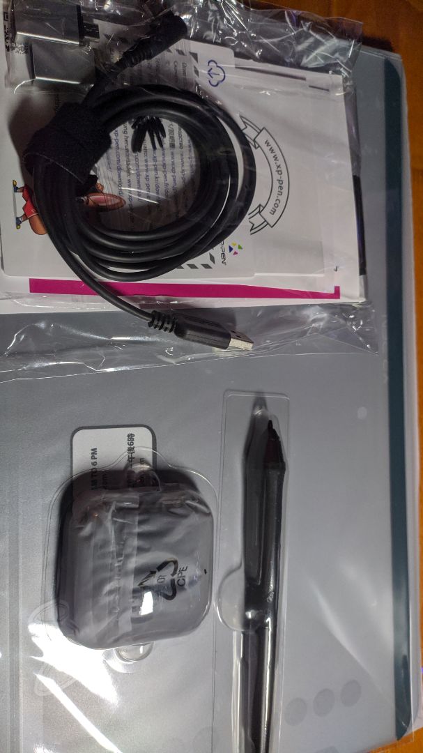 hi có hàng lâu rồi giờ mình mới review 
đầu tiên là mình cực kì hài lòng về dịch vụ của tiki lẫn cả htkh và đóng gói sản phẩm. Chuyện là đơn mình quá ngày hẹn giao tận mấy ngày nên mình đã *** tiki, và ngay hôm sau mình nhận được hàng dù hôm đấy là chủ nhật (mình không có tikinow). Và như các bạn thấy bao hàng của tiki rất chắc, tận 5-6 lớp nilông quanh hộp và còn có tem dễ vỡ nữa chứ. Nên mình luôn mua hàng ở tiki ở những điểm này
Thứ 2 là về sản phẩm
Sản phẩm của xp-pen thì chất lượng không bàn rồi, cả hộp sản phẩm nhìn rất thẩm mỹ và những phụ kiện kèm theo cũng được xp chu đáo tặng. Về trải nghiệm sản phẩm, bảng vẽ này có kích thước 6x10 inch như mô tả nên diện tích chiếm của nó cũng khá lớn nhưng không gian để đặt bút vào vẽ thì đương nhiên là thoải mái; mặt bảng khi đặt bút vào đi rất êm và có cảm giác như vẽ trên giấy trơn vậy, nhưng do mình sợ mặt bảng bị trầy xước nên dán tấm bảo vệ được tặng kèm (chu đáo ghê^^) nhưng cảm giác vẽ thì không được tốt so với ban đầu vì do chất liệu của tấm bảo vệ khác với mặt bảng rồi :D; cuối cùng là trải nghiệm của bản thân thì thọat đầu mình mới chuyển từ địên thọai sang máy tính để vẽ digi với bảng vẽ này nên cảm giác khá lạ và khó để vẽ 1 câch trơn tru được nhưng vấn đề này được giải quyết sau 1 tuần (tùy người). Nói chung là đây là sản phẩm rất đáng mua và dịch vụ của tiki sẽ không làm bạn thất vọng đâu!