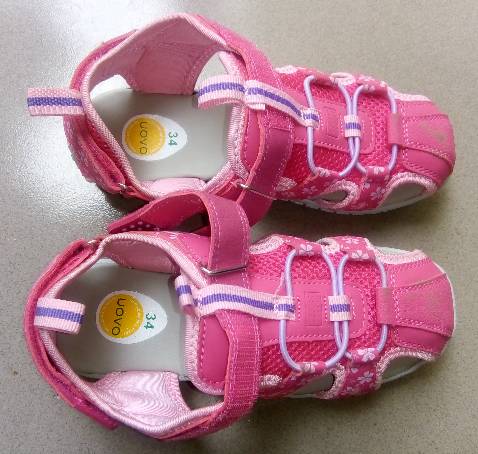 Giày hình thức đẹp, có thêm phần điều chỉnh phía gót nên khá thuận tiện. Độ bền thì còn phải đợi mới biết.