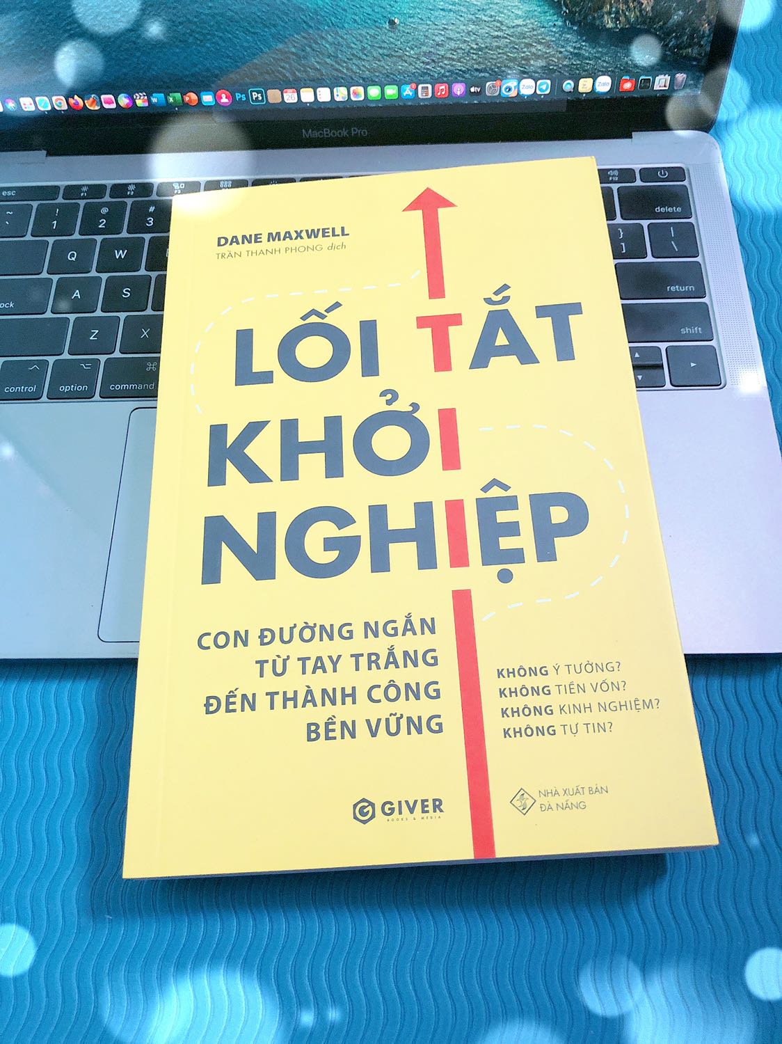 Em cám ơn anh Phong đã dịch cuốn sách này , lúc nhận sách em đã ngồi xem ngay luôn và vỡ lẻ ra nhiều thứ rất hay ho và bổ ích có thể áp dụng cho việc kinh doanh của mình . 
Cám ơn tiki đã đồng hành cùng mình đặt sách 2h là nhận dc ngay 
Mình mong những ai đang trong giai đoạn lập nghiệp - khởi nghiệp như mình đều có duyên và cơ hội học tập những kiến thức và kinh nghiệm từ anh chị đi trước và sách .