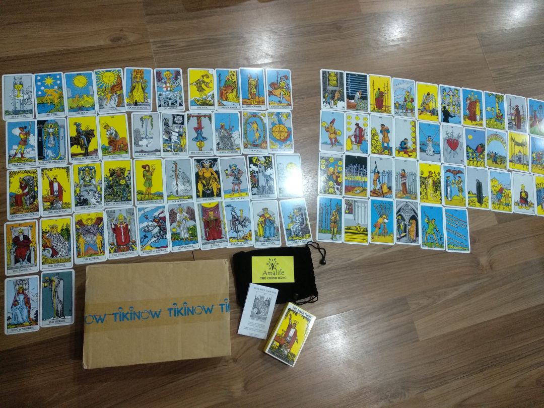 Mình rất hài lòng khi nhận hàng, bộ bài nguyên hộp đầy đủ, màu sắc lá bài rõ nét, lá bài hơi mỏng so với bộ bài tú lơ khơ hay chơi nhưng vẫn dùng ok, túi nhung đẹp rộng rãi, có kèm 1 hướng dẫn bằng tiếng anh. Shop chăm sóc khách hàng rất ok, hướng dẫn tận tình, đầy đủ và có trách nhiệm về sản phẩm. Tiki giao hàng rất nhanh, đặt chiều hôm trước, sáng hôm sau nhận đc luôn.?