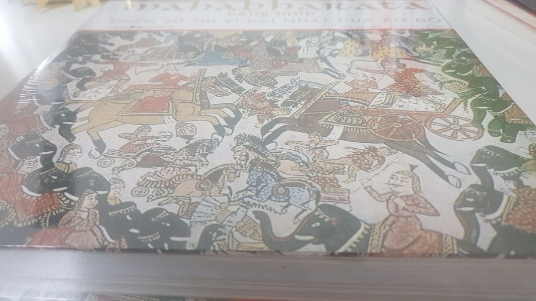 Sách đến tay còn mới cứng, nguyên seal nilon. Sách Đông A thì khá yên tâm về chất lượng nội dung, dịch thuật, chú thích rồi; vừa đọc xong Lục Vân Tiên bản của Đông A là quyết định mua thêm cuốn này luôn, may đúng đợt có discount & voucher khá hời