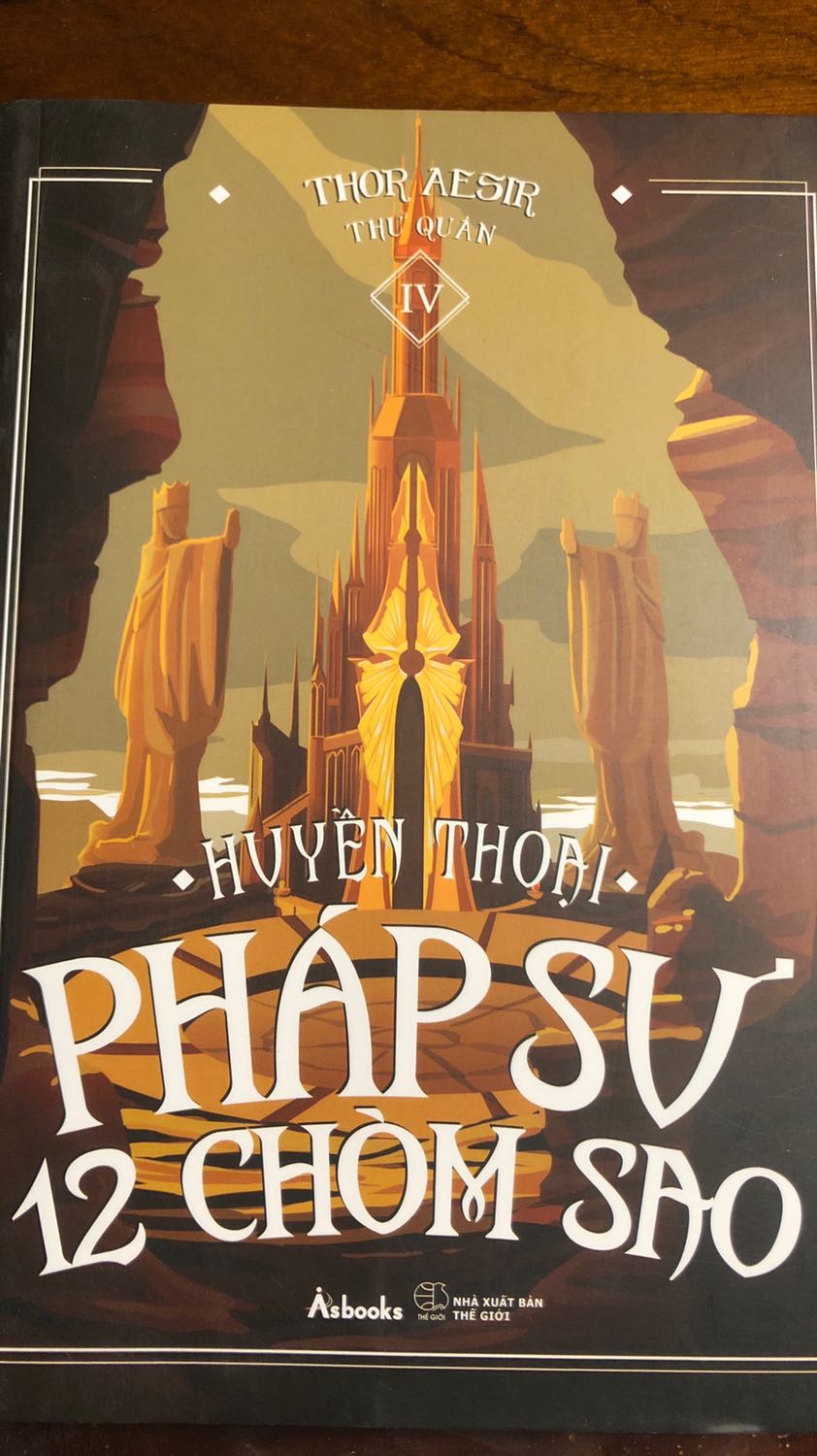 Nhìn xinh và chỉn chu lắm nè, có bookmark cũng đẹp lắm. Mình chưa đọc nên chưa biết ra sao, nhưng từ quyển 1,2 thì có vẻ hay =))