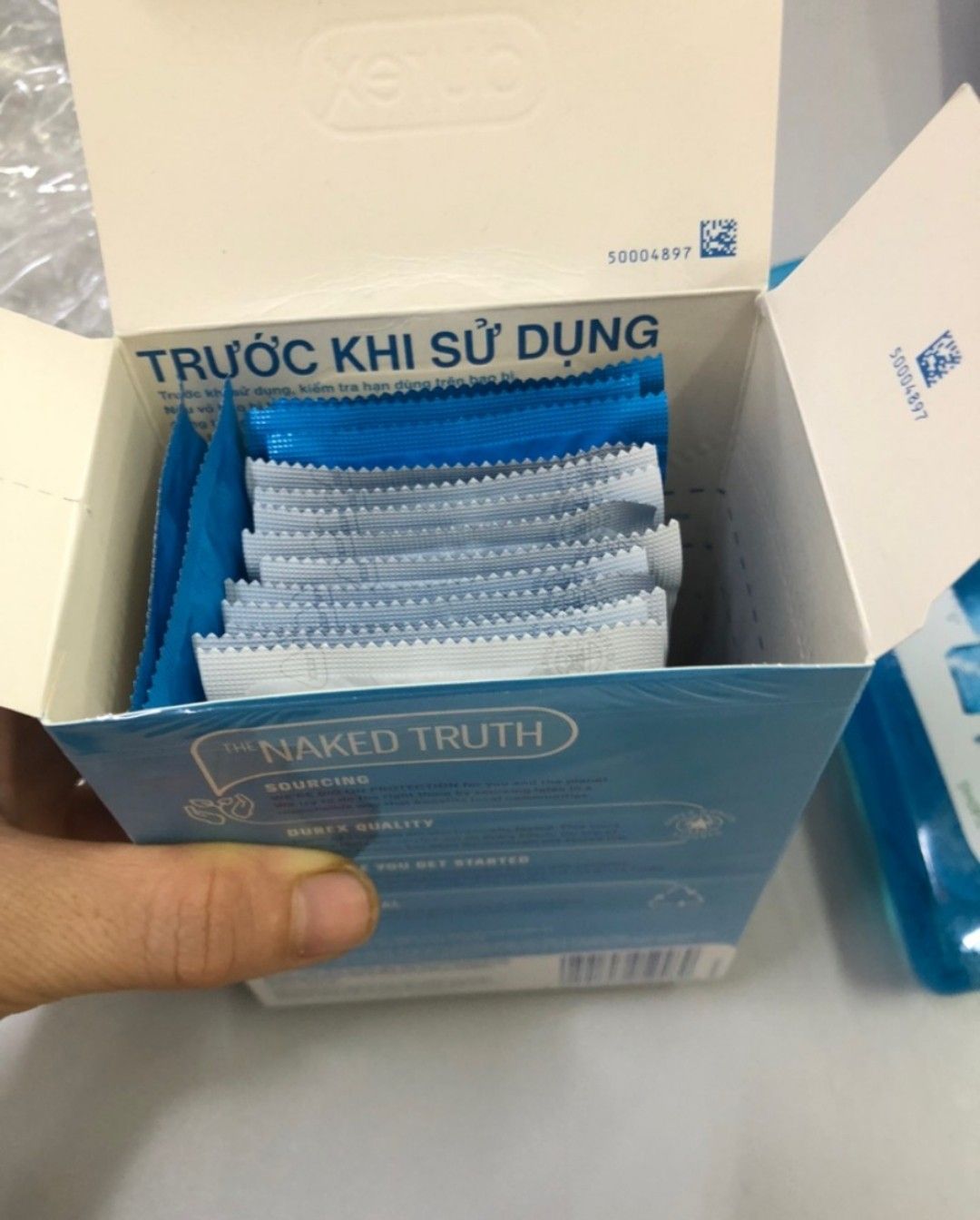 Bao cao su Durex Jeans sở hữu kiểu dáng hiện đại, ôm sát, vừa vặn, được sản xuất hoàn toàn bằng chất liệu mủ cao su thiên nhiên, đáp ứng những yêu cầu và điều kiện sản xuất khắt khe.
Giao hàng nhanh chóng, che tên sản phẩm.