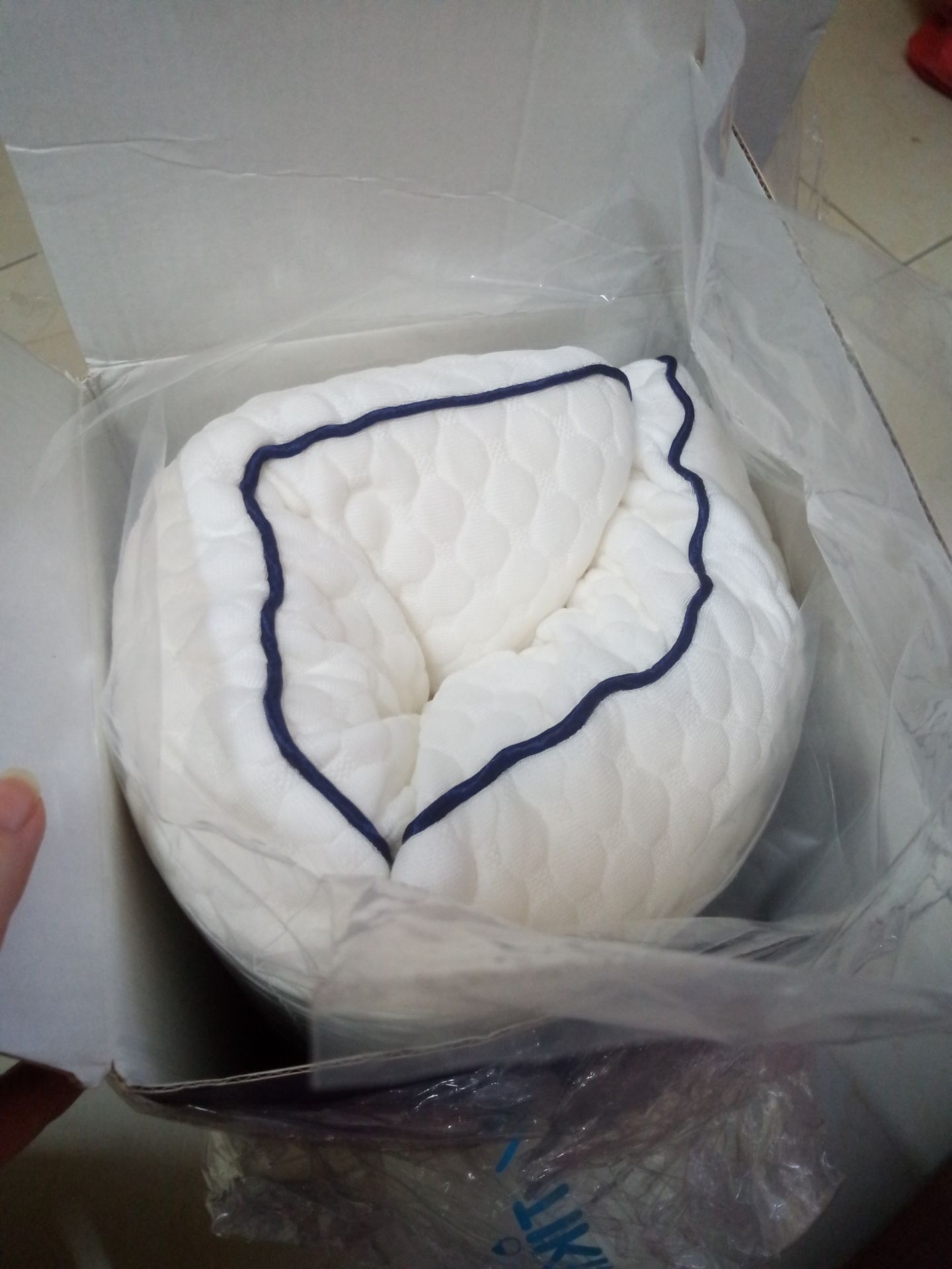 Mình đặt nhầm loại size lớn thấy hơi cao hơn so với cơ thể nên shop hỗ trợ mình đổi size rất nhiệt tình. Gối êm ái, ko có mùi khó chịu, đóng gói sạch sẽ. Cần trải nghiệm thêm để xác nhận về việc hỗ trợ cổ vai gáy. Mong có thêm vỏ gối tối màu để mình mua thay thế.