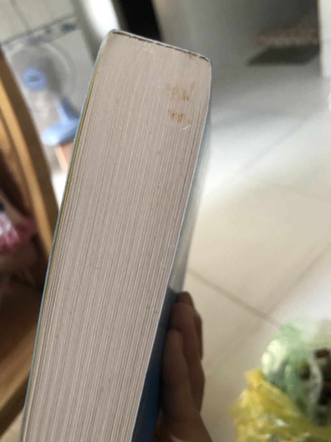 Sách đã ngã vàng có vẻ như đã cũ, dù đã bao kiến nhưng vẫn có vết bụi bám vào sách
Cũng không biết sách thật hay giả l Sách đã ngã vàng có vẻ như đã cũ, dù đã bao kiến nhưng vẫn có vết bụi bám vào sách
Cũng không biết sách thật hay giả l