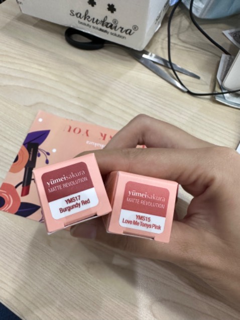 5 màu hơi bị đẹp mà mới đủ tiền rinh 2 màu
#15 nhẹ nhàng dễ thương, dùng hàng ngày hoặc mix với màu khác đều đẹp
#17 thì đẹp sang chảnh
Vỏ son hồng cam cưng xỉu.
Thêm điểm cộng là giao hàng siêu nhanhhhh, đóng gói cẩn thận.
Nên thử nha mí bạn