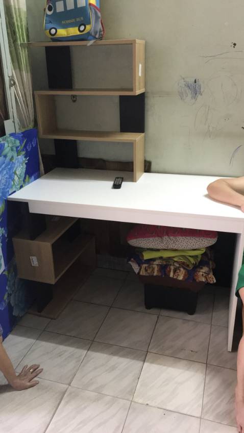 Sản phẩm giống hình, ngoài ra shop còn nhiệt tình hỗ trợ thêm phần y/c của khách gắn thêm thanh chắn ngang dưới bàn