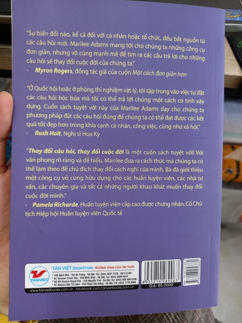 Bìa sách có vết bẩn, sách không được mới lắm, giá nhận cao hơn giá bìa, nên đi mua trực tiếp để chọn sách mới.
