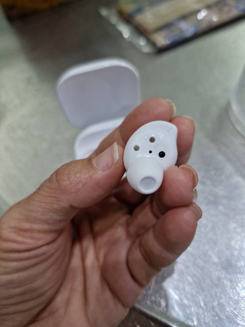 Đóng gói rất cẩn thận, âm thanh ấm, mẫu mã đẹp, nhẹ