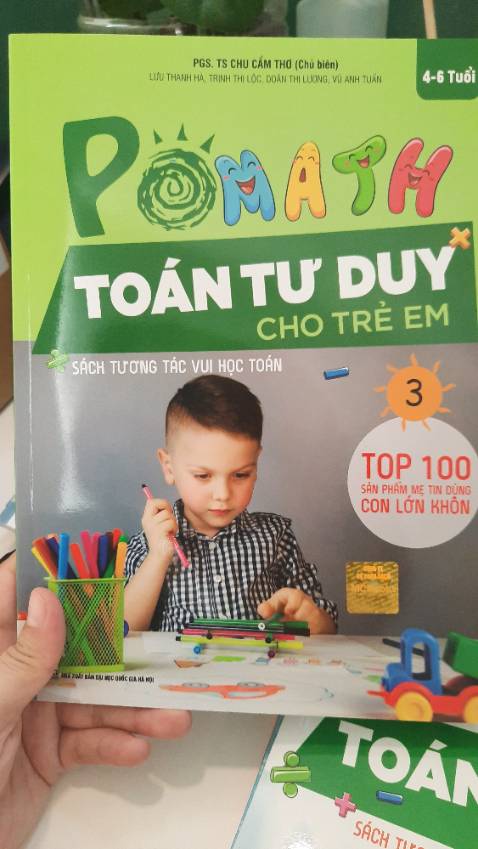 Sách nguyên vẹn góc gáy, bìa và các trang còn mới nguyên. Các trang đều có minh họa hình ảnh màu sắc đẹp, thu hút với trẻ em.
Tập 3 này nâng cao độ khó hơn so vói tập 1 và 2. Sách bắt đầu hướng dẫn trẻ về cách thêm bớt trong phạm vi 5 số, tập thống kê qua đếm những con vật và đồ vật quen thuộc. Ngoài 20 chương luyện tính toán, sách còn có 1 chương dành cho cha mẹ kiểm tra kiến thức của trẻ, và 1 trang sticker để trẻ dùng cho sáng tạo nữa.