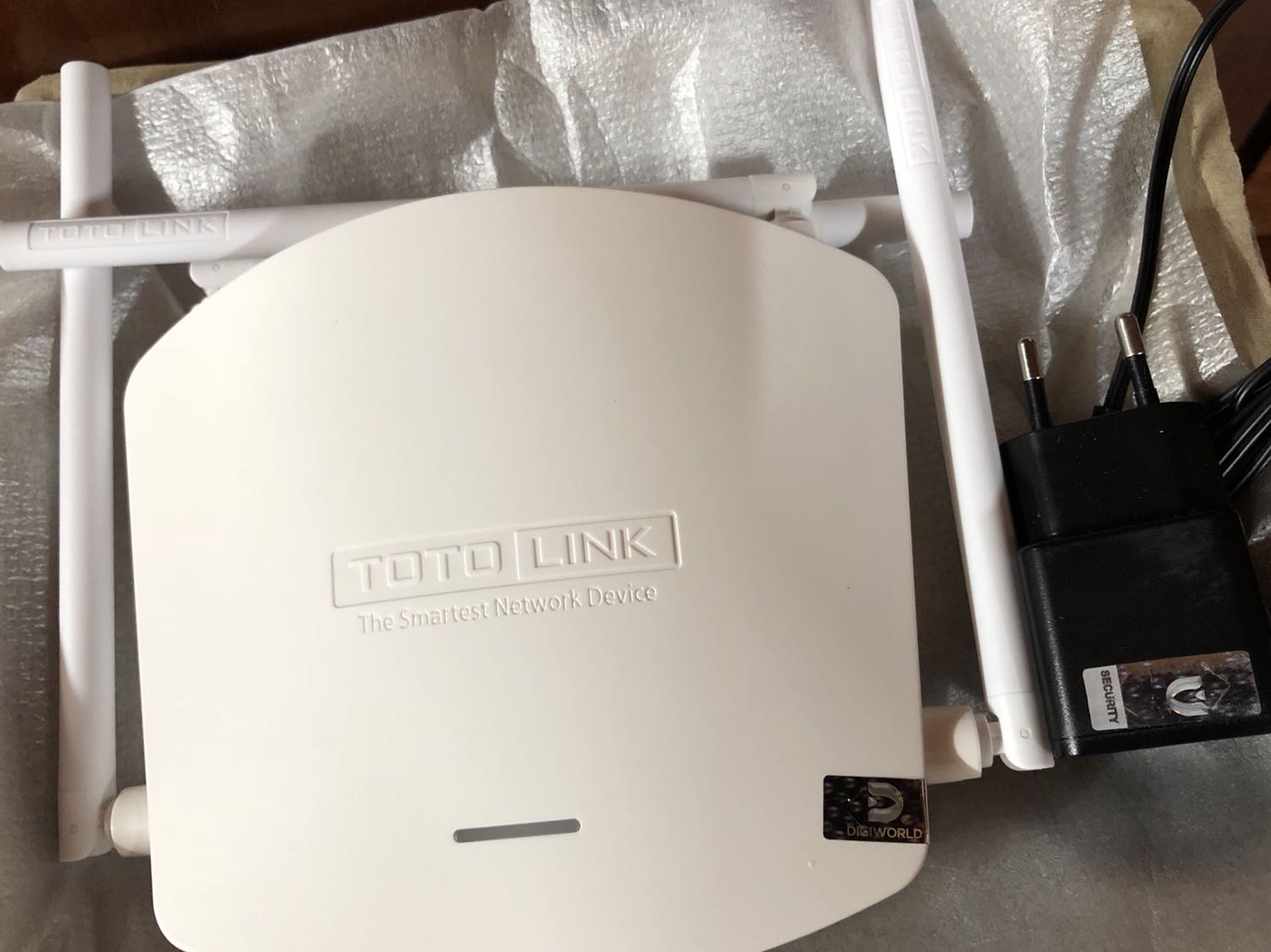 Tưởng nhận hàng sau ngày lễ 30/4 mà đã nhận hàng ngày 28/4 trước ngày lễ. Tiki giao nhanh quá và chuyên nghiệp hơn. Tiki đã bọc lại rất kỹ nên ko trầy gì, hộp dựng router Toto Link N600r có niêm phong tem chống giả, tuy nhiên tem bảo hành trong máy có dấu hiệu bung rách do dán chỗ dễ bị bung nên chỉ sợ máy sau này có vấn đề gì làm sao bảo hành được? Còn mở Router thì vô mạng nhanh, nhưng mọi người muốn mua router này thì cần nhớ là router này chỉ có 1 đèn led thôi nên rất khó biết có mạng ko? Đèn cổng Lan thì chuyển về phía sau máy nên khó theo dõi khi đặt máy phía trước. Còn kết nối mạng vào modem tuỳ từng máy có lúc vào mạng được, có lúc không. Router này sản xuất tại Việt Nam nên yên tâm. Với giá tiền đó thì sản phẩm tốt vượt mong đợi. Có 1 điều mọi người cần biết tuỳ từng máy có lỗ nhỏ phía sau máy để treo tường. Còn máy đời mới TotoLink A810R thì không có sẵn lỗ treo tường, TP Link 940N cũng không có sẵn lỗ này. Mọi người trước khi mua cần tìm hiểu kỹ các router khác nhau nhé. Cảm ơn Tiki hỗ trợ giao nhanh cho mình.