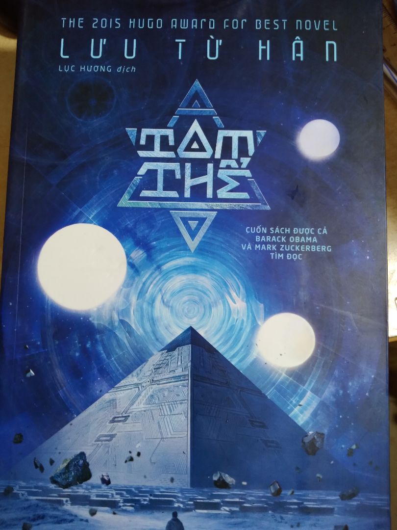 Sách của Nhã Nam không có màng co nên nhìn khá cũ dù là sách mới. Bìa dính bụi, vài vết bẩn, có chỗ còn hằn cả vết lõm xuống. Nội dung sách thì mình thấy hay, cuốn hút, công nhận khâm phục trí tưởng tượng của tác giả! Có khá nhiều kiến thức vật lí cao siêu trong cuốn này mà mình cũng không hiểu lắm nên bỏ qua. Cuối truyện không có plot twist nào lớn nhưng vẫn ổn, bất ngờ ở đoạn giải mã trò chơi với người ngoài hành tinh cũng đủ rồi. Nhìn chung sách viết tốt, dịch mượt, ngoài những chỗ ảo ma ra thì đều logic cả. Đáng đọc nhé mấy bạn! Nhưng mà tức Tiki ở chỗ giao hàng muộn dù mình đặt Tikinow, đã thế còn giao vào giờ nghỉ trưa, 1h chiều đang ngủ lại phải xuống lấy hàng. Mong Tiki rút kinh nghiệm lần sau!