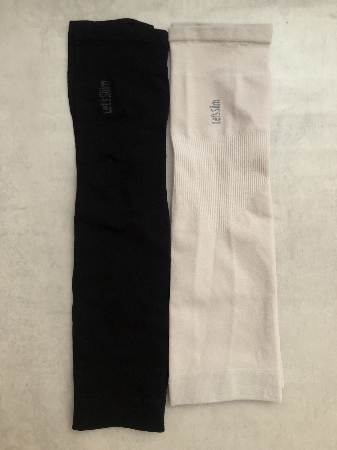 Mình mua chiều t7 thì chiều t2 Tiki đã giao tới đôi màu xám, đôi đen thì sáng t3 giao. Nhìn chung thì sản phẩm đóng gói tốt, giao nhanh. So sánh 2 sản phẩm thì đôi màu đen dài hơn và mang vào thoải mái hơn màu xám (do độ co giãn và kích thước); còn đôi xám ngắn hơn (mấy bạn xem hình nha), cảm giác dày hơn nên để mang vào khó khăn hơn và độ co giãn cũng không nhiều bằng. Nhìn tổng thể vẫn là một sp tốt. 

À ngoài ra thì túi đựng sẽ ghi AquaX nhưng bên trong đôi găng tay in Let's slim. Mình thì không có vấn đề gì với việc này cả nhưng sợ mấy bạn sẽ tưởng Tiki giao nhầm sp thôi