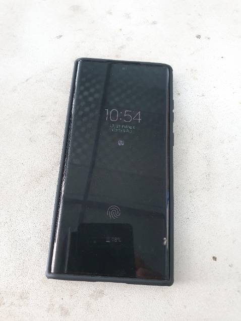 Đặt màu xanh dương giao màu đen | Ốp xong mặt kính điện thoại vẫn lồi lên khá nhiều so với khung viền, cảm giác rớt là màn hình vẫn dễ xước hay vỡ.