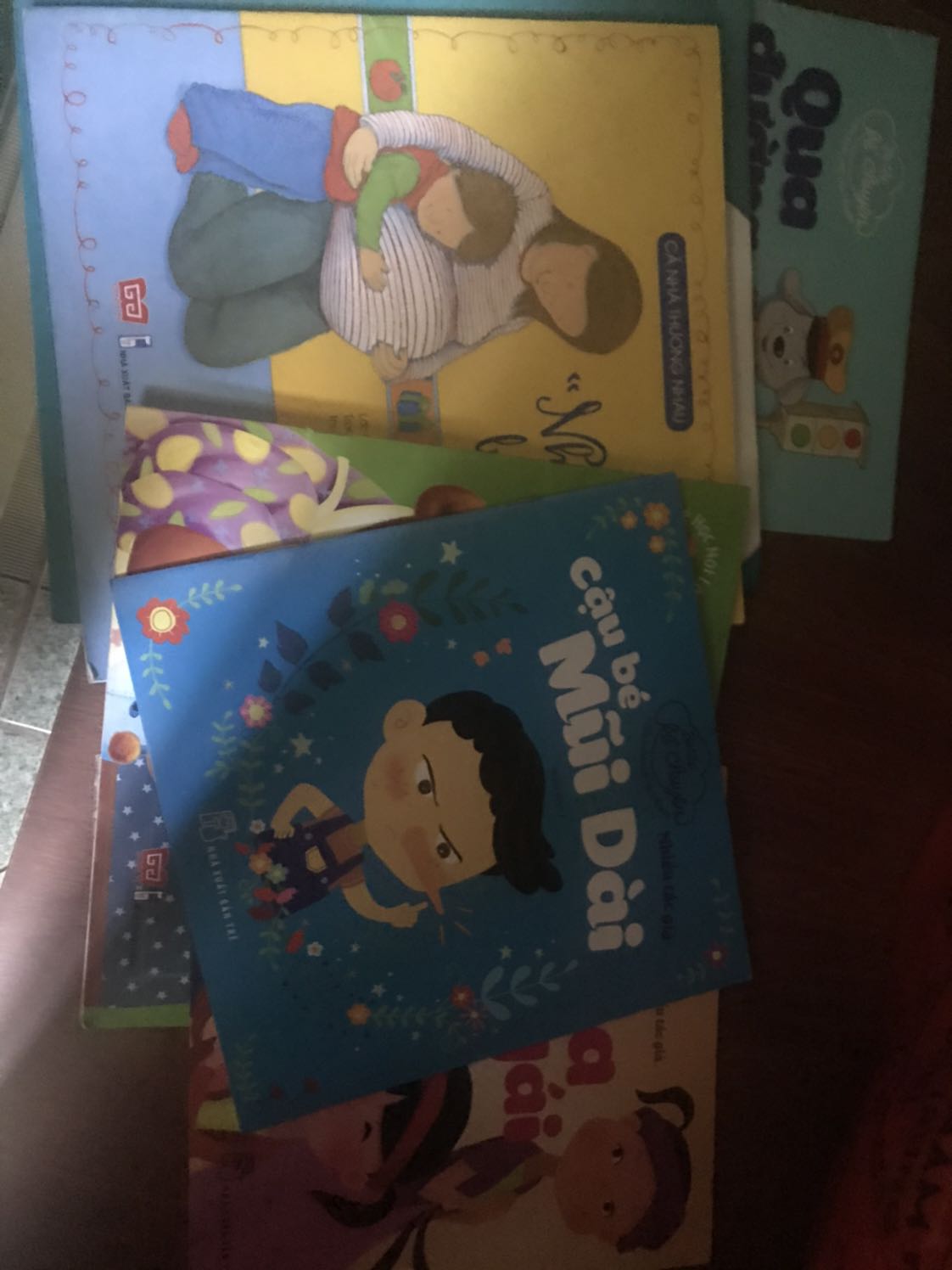 Minh mua 1 lúc 20 cuốn cho bé đọc mỗi ngày, nội dụng thu hút, có tính giáo dục, chất lượng ảnh màu ko xịn nhưng quá phù hợp với túi tiền, rẻ hơn nhà sách nhiều, mua như vậy rất hợp lý luôn.