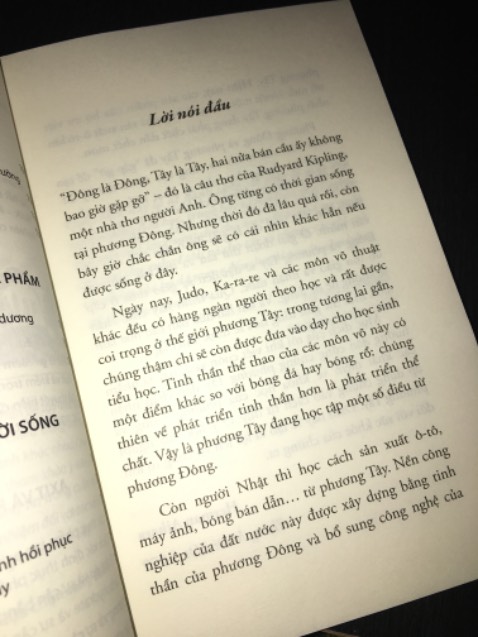 Sách hay về dinh dưỡng học. Đúng vấn đề mình muốn tìm hiểu, đáng xem để biết thêm các kiến thức về thực phẩm. Sự kết hợp dinh dưỡng Đông & Tây (âm - dương, axit - kiềm) áp dụng vào cuộc sống giúp cân bằng bv sức khoẻ. Sách mới và tiki giao đúng hẹn nha!!👍