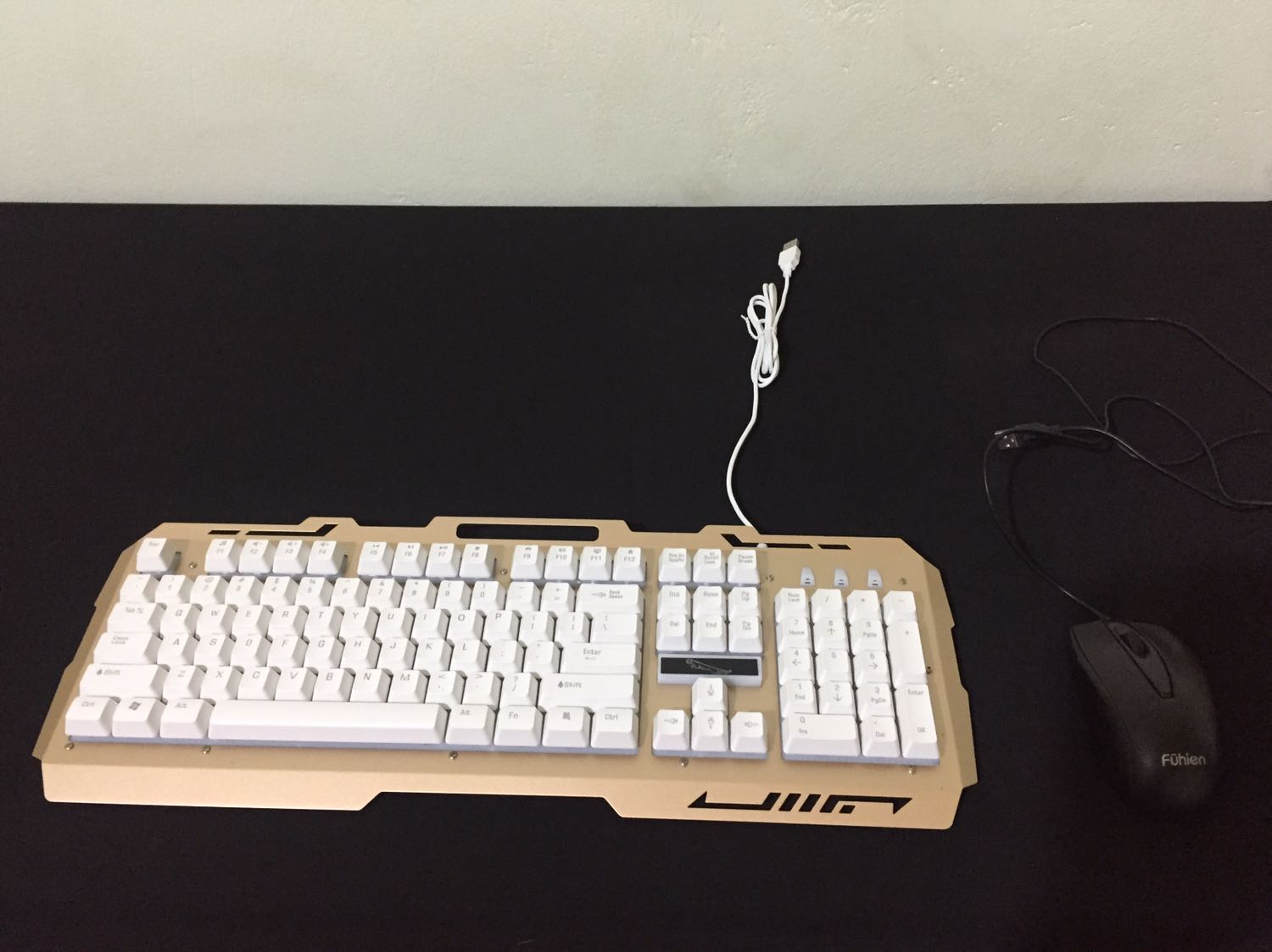 Cắm bàn phím chập chờn không vào máy. Shiper giao đêns chưa kịp tét