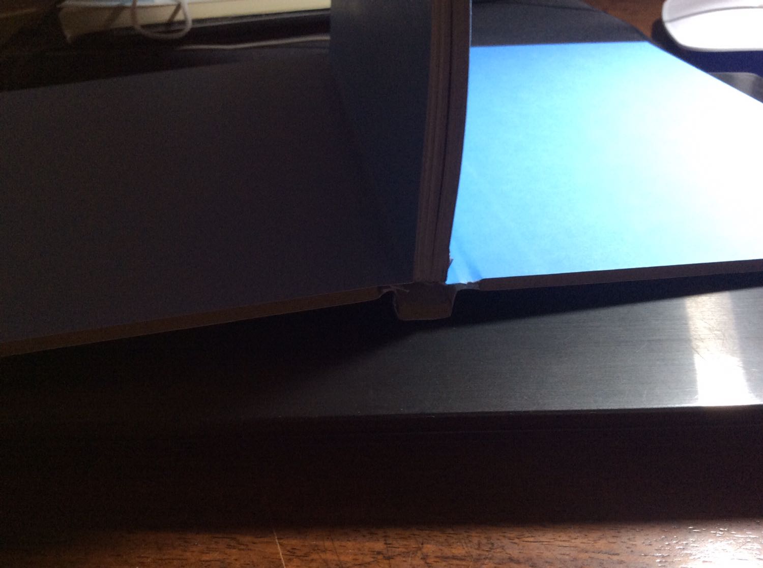 Mua khi sale 50%, nguyên seal đàng hoàng ! Và phải nói thiệt là sách đẹp quá ! Có ghể gọi cuốn sách tranh là một bản tiểu sử rực rỡ ngắn ngọn, súc tích về cuộc đời Monet, có tranh minh hoạ và vài bức tranh nổi tiếng đặc trưng của đại danh hoạ trường phái Ấn tượng. Là do tranh hay do cuộc đời ông và các hoạ sĩ đương thời mà chỉ việc trông vào và ngắm ngía, mình cảm thấy được truyền cảm hứng lắm ! Ôi cái phong cách táo bạo đâu phải ngày một ngày hai là hình thành, ôi cái en plein air hoà hợp với thiên nhiên và ôi ông đâu bài trừ nhiếp ảnh mà đón nhận và sử dụng phát minh cho các bức tranh của mình. 
Khá khen cho ai thiết kế kết cấu sách, lật giở 180 độ mà không lo bị cong, rách gáy luôn ý