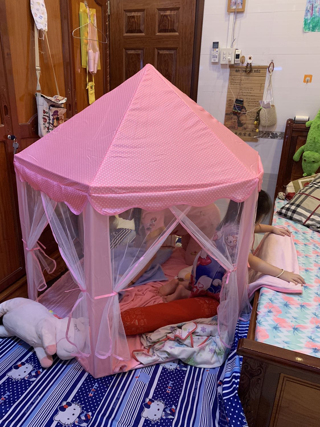 Đã nhận hàng, nhưng thiếu chi tiết điểm chóp lều D, shop gửi bổ sung dùm, ngoài đó ra thì lều đẹp, bé thích, cố gắng xoay sở dán keo lắp đỡ cho con chơi.