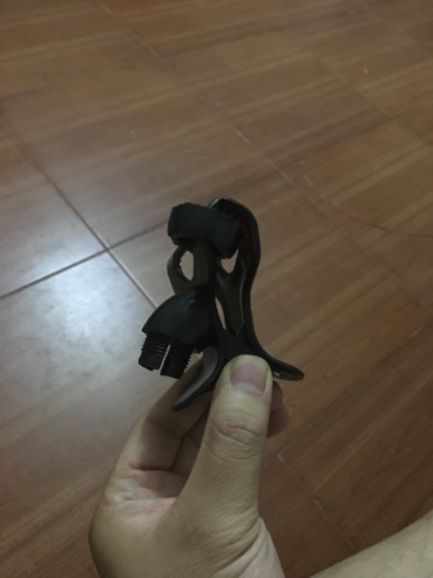 Hàng dùng chắc chắn, dùng rất thích tay, mỗi tội nếu chỉnh nhiều thì phải vặn ốc và lỏng ốc nhiều, vì đế di động 360 độ nên không ren vặn chỉ có các mấu nên lúc đầu dùng hơi hoảng, cảm giác không chắc chắn nhưng sau dùng thấy được không bị bung bật gì. Sản phẩm chắc chắn không èo ọt. Shop gói hàng chắc chắn, chống va đập ok