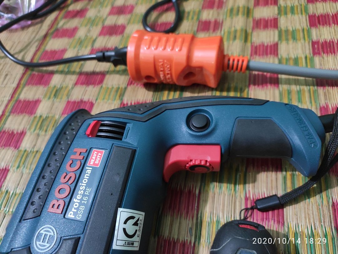 Sản phẩm chính hãng khoan tường như khoan thạch cao. Khoan bê tông quá ngọt luôn. Máy chạy êm ít phát tia lửa( lâu thay than) mỗi nhà nên mua 1 cài để dành có việc mà sài. Chỉ buồn vì không có tặng 1 mũi khoan luôn ???