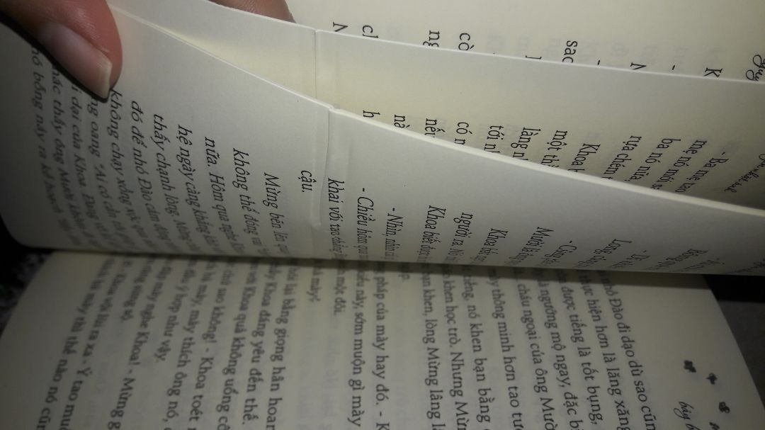 Giao hàng nhanh, nhưng sách in bị nhăn giấy trông mất thẩm mĩ ghê. 
Mình mua sưu tầm sách của bác Ánh, truyện này thì mình đọc cách đây 5 năm rồi ko nhớ nội dung lắm, chỉ biết là cảm giác lúc đó không có tiếc nuối gì, vì còn là mùa hè của năm 16,17 tuổi, nhưng nhớ mãi câu "chừng bảy bước là đến chứ mấy". Tối nay sẽ đọc lại!