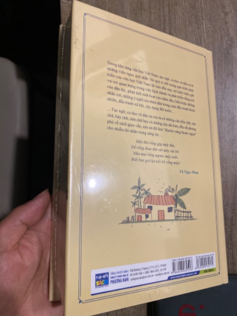 Đơn hàng được xử lý nhanh. Tiki NOW giao hàng nhanh, đúng hạn.
Sách được bọc trong nylon, nhìn vẫn mới. 
Chưa mở ra nên không bàn đến nội dung.