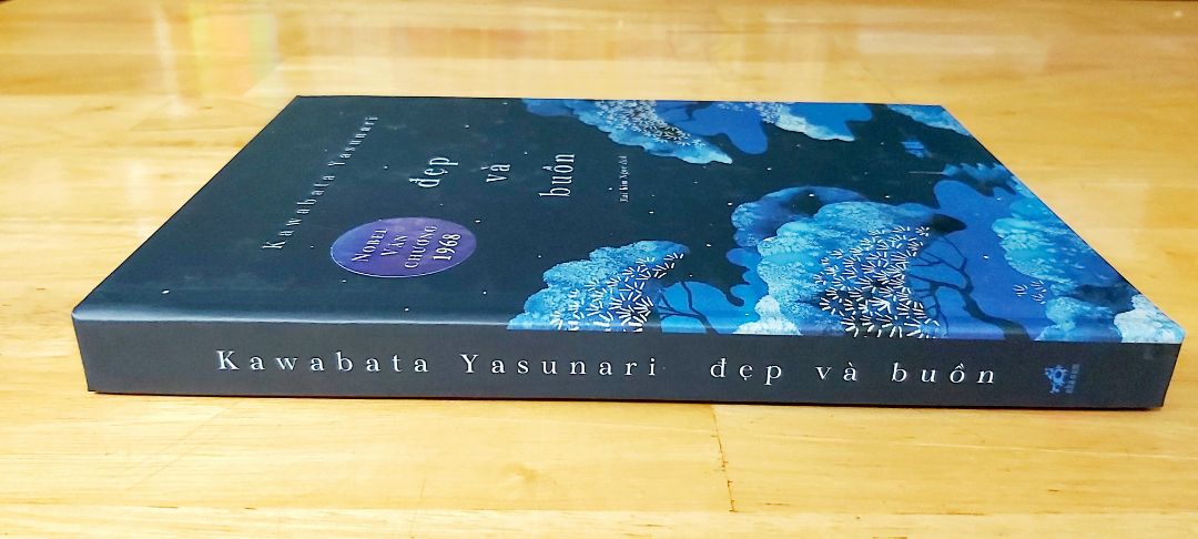 Quyển sách là tác văn học đạt giải Nobel Văn học 1968. Mình mua nhưng chưa kịp đọc, nếu các bạn còn băn khoăn chưa quyết định mua thì đọc review trước nhé. Sách bìa cứng khổ giấy 14x20.5 cm nên cầm chắc chắn. Chất lượng in và giấy in tốt. Bạn sẽ ko thất vọng cả về nội dung và hình thức (tham khảo hình phía dưới).
Mình luôn tin dùng dịch vụ của Tiki dù có đôi lần làm mình chưa hài lòng nhưng điều đó quá ít so với những gì nhận được từ Tiki. Sách được giao sớm hơn 2 ngày, đóng hộp cẩn thận. Bạn nhân viên giao hàng thân thiện. Like &Thanks!