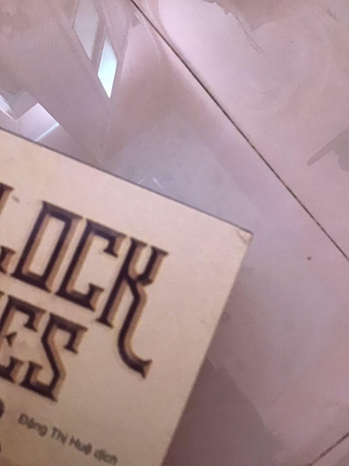 Hàng tốt, đủ bộ, giao nhanh + chú shiper thân thiện nhưng mà có một số phần góc hơi dập :> còn nội dung thì ch đọc ạ