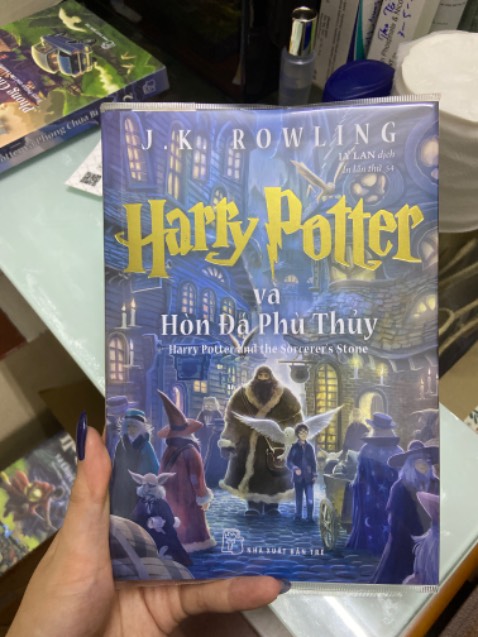 Giao hàng nhanh, đóng gói kỹ, có bọc bookcare cho sách. Harry Potter thì k cần phải nói mn cũng cảm nhận được sức hút toát ra từ chính những chi tiết và cốt truyện, đọc bao nhiêu lần rồi mà vẫn cứ cuốn theo mạch không dứt được. Phần 1 luôn là phần mình thích nhất và đọc lại nhiều nhất