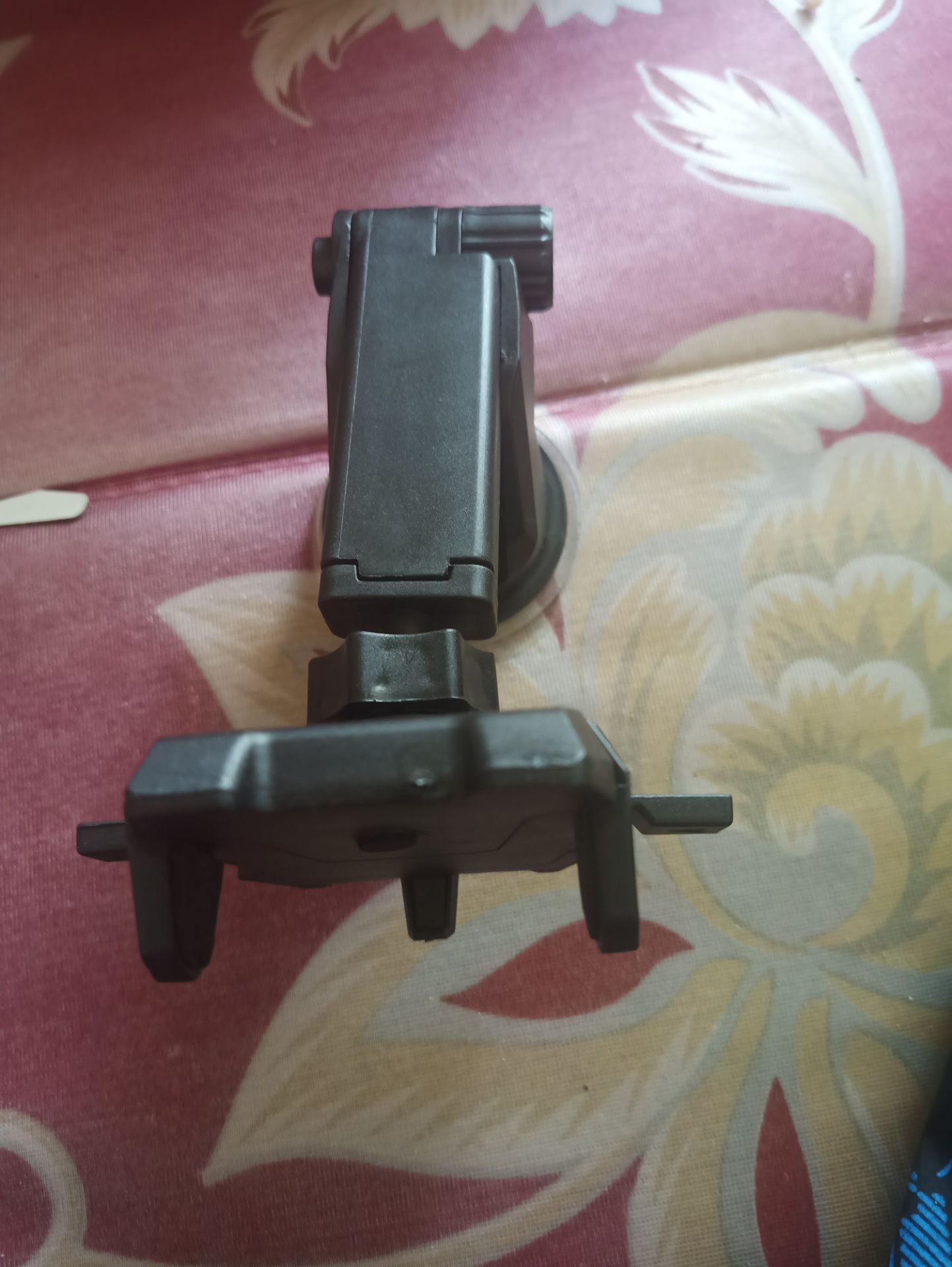 chân đế không được dính lắm, phải mua thêm miếng dính 2 mặt gắn vào