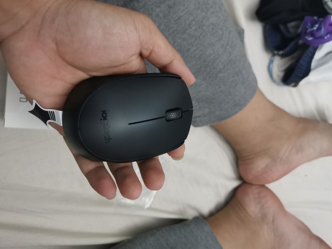 Khá bất ngờ vì con chuột mua sale 136k mà có tặng kèm pin nhìn cái biết chính hãng logitech. Từ ngày mua mấy con chuột logitech dùng nghiện rồi ko muốn đổi sang hãng khác 😄😄😄