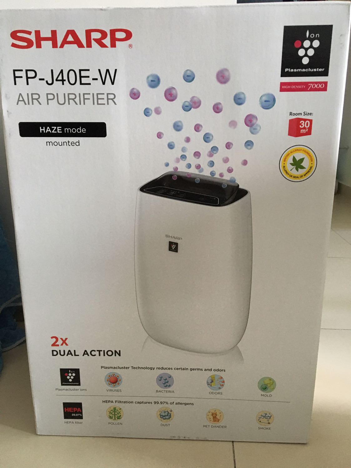 Sau hai ngày sử dụng thấy chất lượng không khí có tốt hơn, ngủ ngon và sâu hơn. Nhìn cảm quan thấy ít bụi lơ lửng trong không khí so với trước.
Xịt thử nước hoa ở gần máy thì thấy bắt mùi khá nhạy, đèn chuyển sang đỏ ngay tức thì và quạt tăng tốc độ (để chế độ Auto), tầm 5-10’ sau thì đèn chuyển xanh và cũng hết mùi nước hoa trong phòng. Sau hai ngày sử dụng thấy chất lượng không khí có tốt hơn, ngủ ngon và sâu hơn. Nhìn cảm quan thấy ít bụi lơ lửng trong không khí so với trước.
Xịt thử nước hoa ở gần máy thì thấy bắt mùi khá nhạy, đèn chuyển sang đỏ ngay tức thì và quạt tăng tốc độ (để chế độ Auto), tầm 5-10’ sau thì đèn chuyển xanh và cũng hết mùi nước hoa trong phòng.