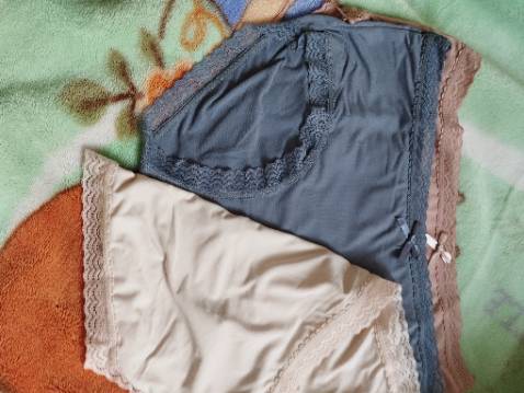 Quần chất su lạnh cực thích luôn, số vào mát mịn, viền ren rất mềm mại. Với giá 99k mà đc 3 cái quần xịn xò thế này là quá rẻ luôn. Cơ bản là rất ưng. Nhìn bạn đầu cách đóng gói set 3 cái trong túi rất lịch sự, đã thấy sự khác biệt so với các loại quần lót khác mình từng mua. Chắc 2 tháng sau lại mua tiếp để thay. Cảm ơn shop vì món hàng chất luợng quá ưng ý lun