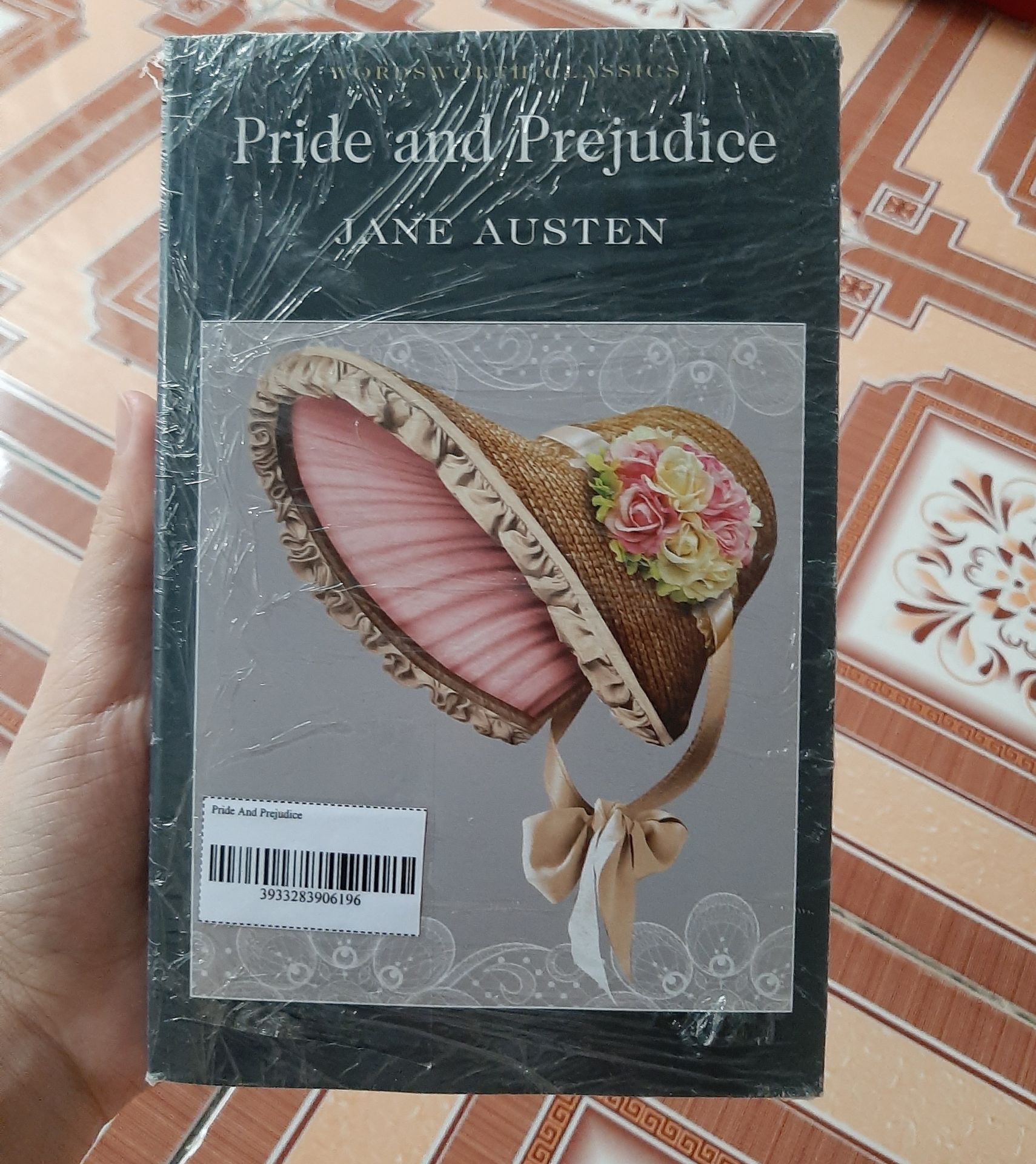 Giao hàng hơi lâu và ship hơi cao xí, tận 35k. Nói chung tổng thể sách ổn, bìa có vài chỗ bị như hình mình chụp, đa số mấy quyển này khi mình mua về đều bị. Nhưng bên trong thì vẫn đẹp bình thường nên cũng không sao. Đã sưu tầm sắp xong còn mỗi quyển Emma nữa thôi :)