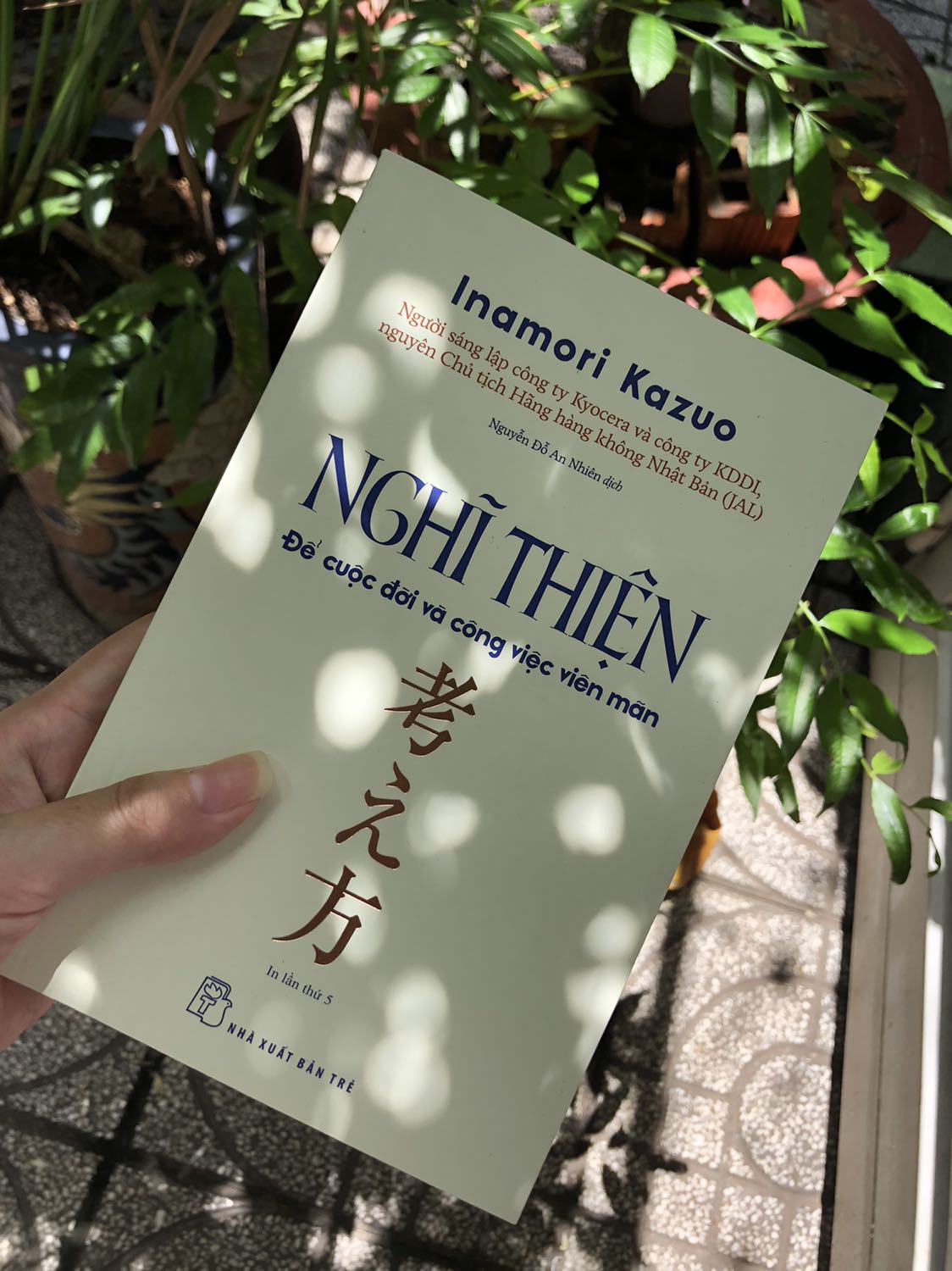 Học được nhiều điều từ hành trình của tác giả
1 người kinh doanh ko ngừng có gắng hoàn thiện bản thân và có 1 lối suy nghĩ hướng thiện, luôn giữ bản chất thiện dù đời vùi dập như thế nào