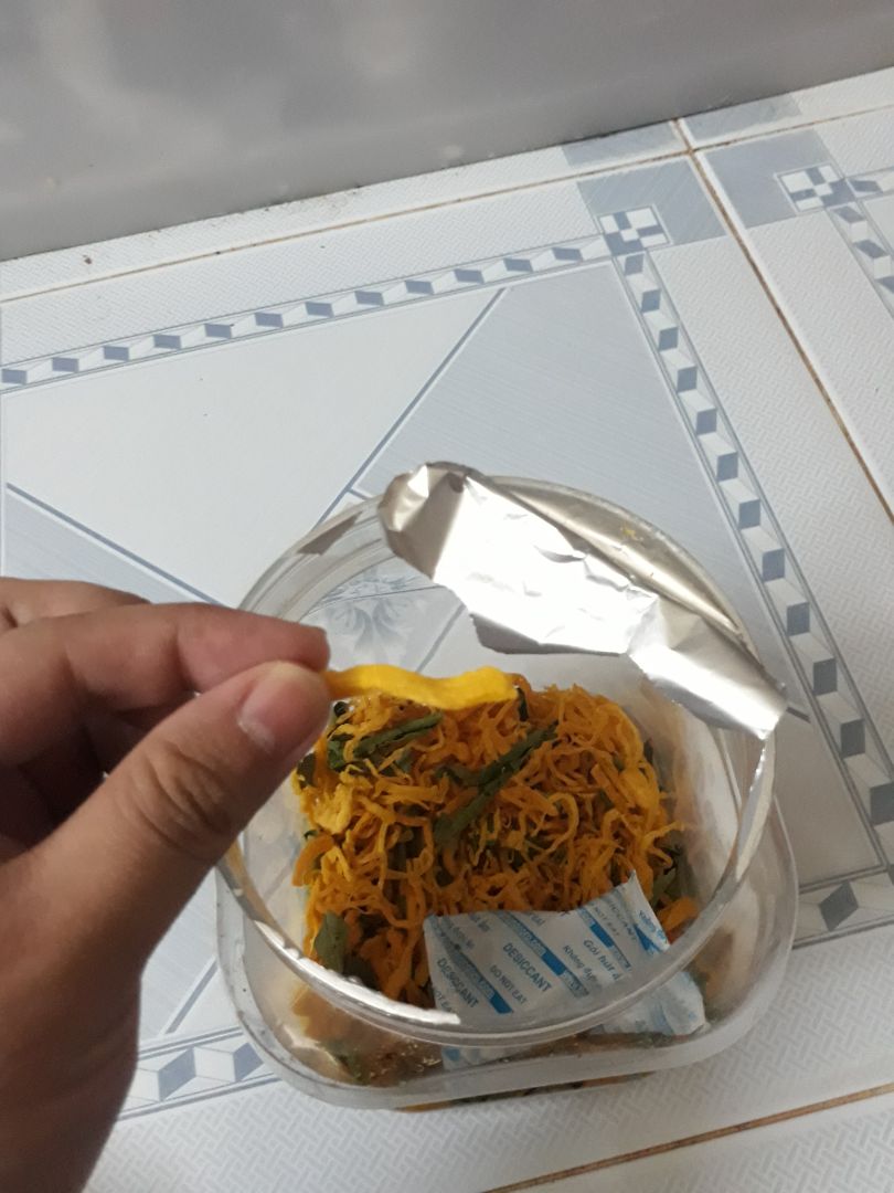 Mình đặt 1kg khô gà vào hôm thứ 4 đến sáng thứ 6 là đã ship xong (do mình chọn gói giao hàng tiêu chuẩn). Đơn hàng ship về đóng gói cẩn thận, hộp vuông vức và đầy đủ thông tin.
Khô gà hơi ngọt, nhiều ớt, miếng gà khi làm khô đôi chỗ ăn có bột. Mùi vị chấp nhận được và ăn được.
Tóm lại do 2 hộp khô gà sale rẻ nên mình mua về thử nên chất lượng tạm ổn.