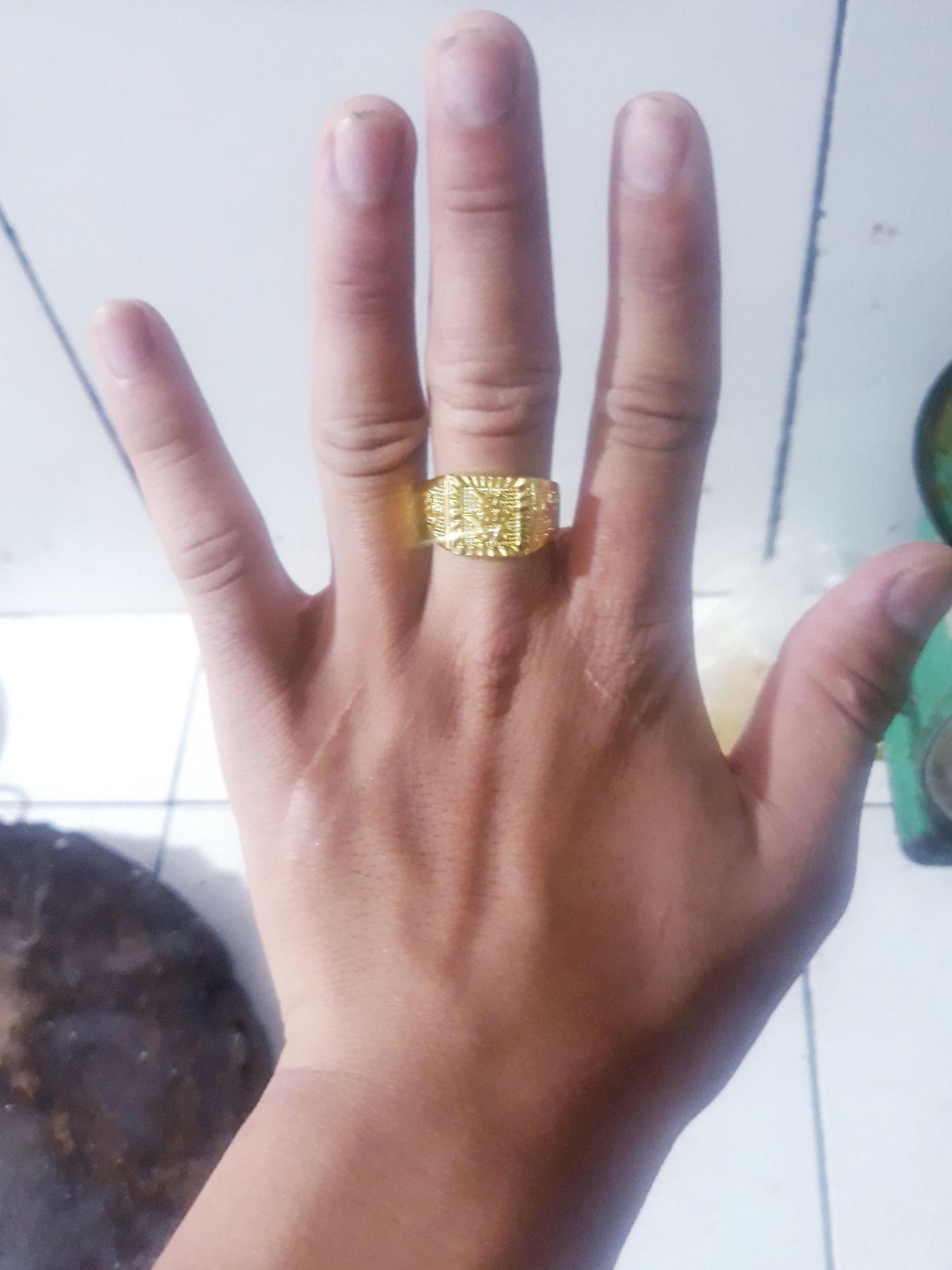 Sản Phẩm Tốt Nhìn Như Mới Nhưng Màu Quá Nhạt,Nhìn Non Lắm,Thấy Trong Hình Nhìn To Lắm Mới Mua Định Đeo Ngón Tay Giữa Ai Ngờ Nó Bé Hơn 1 Nửa Trong Hình Rồi Chuyển Qua Ngón Tay Trỏ?Còn Về Không Rỉ Phai Màu Để Mình Sai Thử Thời Gian Rồi Đáng Giá Sau