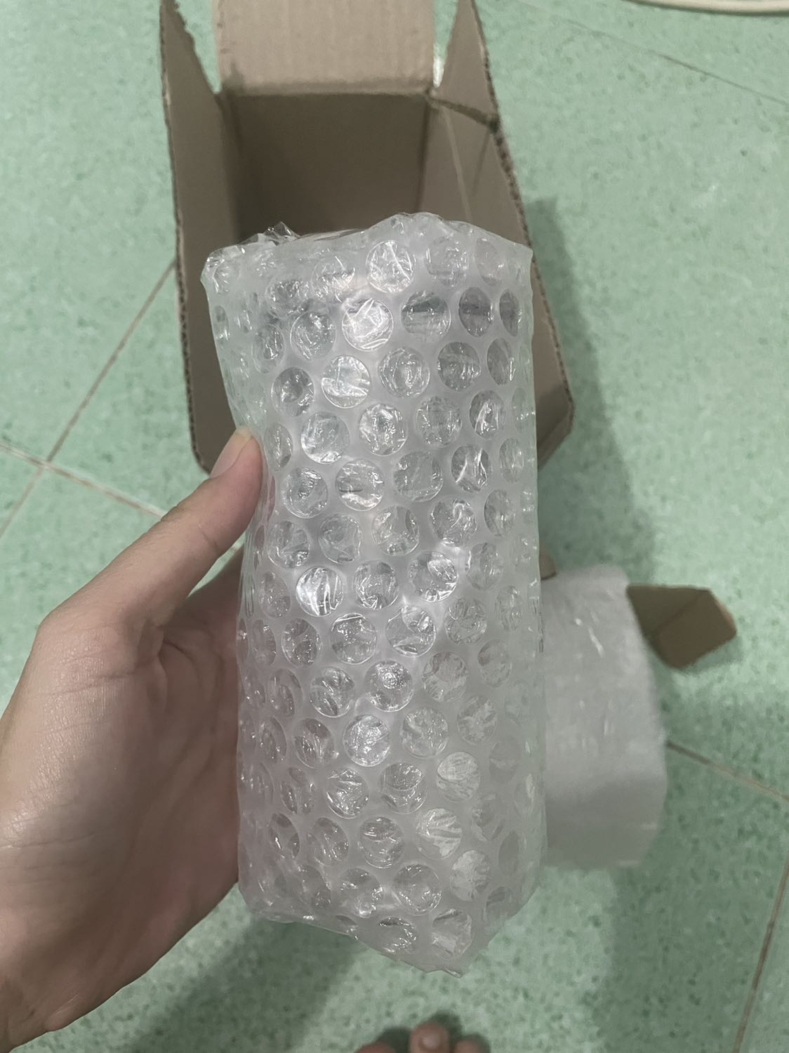 Hàng như hình. Phần đựng tiêu bằng thuỷ tinh khá dày, phần xay tiêu bằng inox phù hợp nhu cầu sử dụng trong gia đình. Tuy nhiên nếu vội nấu ăn thì cầm cẩn thận do hơi trơn dễ rơi vỡ