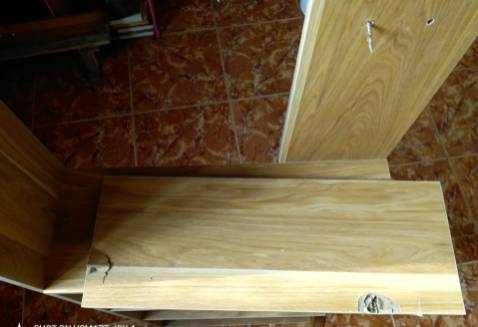 gỗ này gỗ ép,phần dưới đường viền lại không hề có lớp bảo vệ,nên nguy cơ bị bục ra khi gặp nước là rất cao, kết cấu vốn yếu mà lại dùng gỗ ép nên lại càng yếu hơn,chịu lực quá kém, tác dụng mới tí lực đã bị rụng ra như hình,chứ phải mà gỗ nguyên tấm thì đỡ hơn nhiều. giao hàng lắp xong bị dư 1 con ốc, hóa ra là tấm gỗ phần nối phía dưới đúng ra phải là 3 lỗ theo hình chữ L nhưng quên khoan,chỉ có 2 lỗ ngang thiếu mất 1 lỗ dọc.
thôi thì số xui nên chịu ,sản phẩm 1 ngàn cái thì cũng lỗi 1 cái,1 ngàn khách cho 5 sao thì cũng có 1 khách cho 1 sao. cảm ơn shop đã cho mình trải nghiệm không tốt về sản phẩm vậy. lần đầu mua đồ gia dụng qua tiki cũng như lần cuối. gỗ này gỗ ép,phần dưới đường viền lại không hề có lớp bảo vệ,nên nguy cơ bị bục ra khi gặp nước là rất cao, kết cấu vốn yếu mà lại dùng gỗ ép nên lại càng yếu hơn,chịu lực quá kém, tác dụng mới tí lực đã bị rụng ra như hình,chứ phải mà gỗ nguyên tấm thì đỡ hơn nhiều. giao hàng lắp xong bị dư 1 con ốc, hóa ra là tấm gỗ phần nối phía dưới đúng ra phải là 3 lỗ theo hình chữ L nhưng quên khoan,chỉ có 2 lỗ ngang thiếu mất 1 lỗ dọc.
thôi thì số xui nên chịu ,sản phẩm 1 ngàn cái thì cũng lỗi 1 cái,1 ngàn khách cho 5 sao thì cũng có 1 khách cho 1 sao. cảm ơn shop đã cho mình trải nghiệm không tốt về sản phẩm vậy. lần đầu mua đồ gia dụng qua tiki cũng như lần cuối.