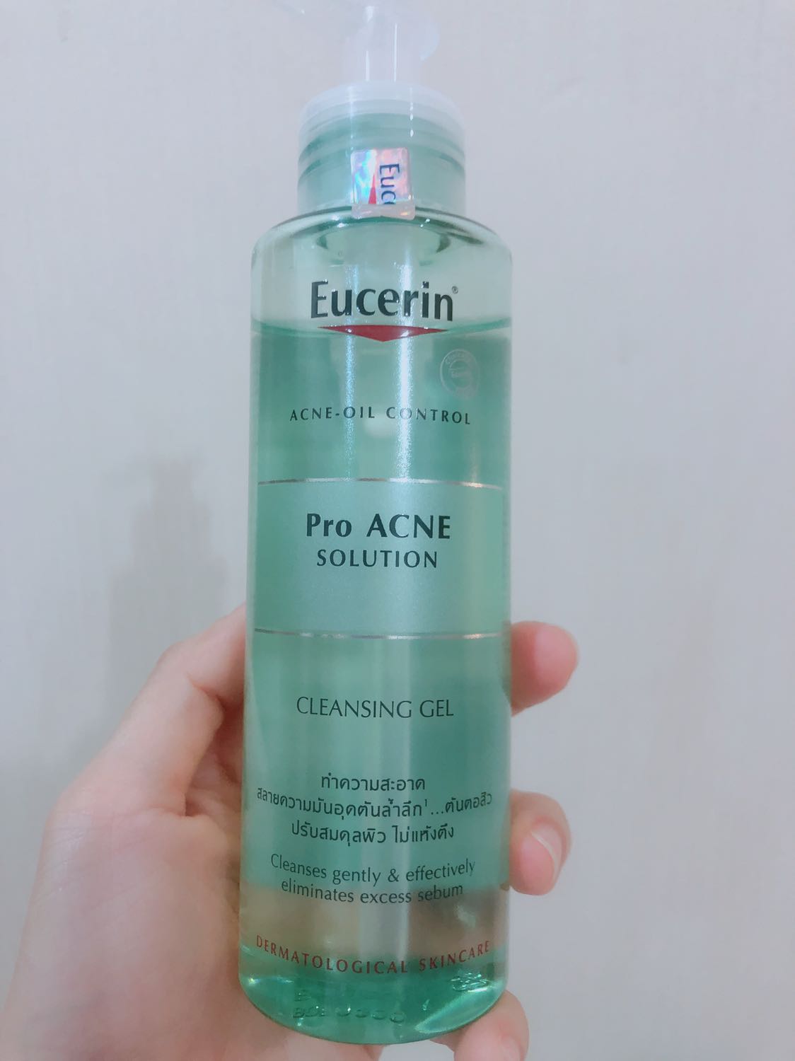 Mình dùng đến chai thứ 2 rồi
Chai đầu tiên mua ở nhà thuốc tây
Chai mua của tiki cũng có tem chống giả của eucerin, màu và mùi giống chai đầu tiên mình dùng thấy tốt nên cũng an tâm. 
Hạn sử dụng còn rất xa.
Mình dùng với máy thấy tạo bọt vừa phải ,da được sạch và nhẹ nhàng hơn rất nhiều, nhưng không bị khô, căng.
Sẽ tiếp tục mua lại sp này trên tiki. Mình dùng đến chai thứ 2 rồi
Chai đầu tiên mua ở nhà thuốc tây
Chai mua của tiki cũng có tem chống giả của eucerin, màu và mùi giống chai đầu tiên mình dùng thấy tốt nên cũng an tâm. 
Hạn sử dụng còn rất xa.
Mình dùng với máy thấy tạo bọt vừa phải ,da được sạch và nhẹ nhàng hơn rất nhiều, nhưng không bị khô, căng.
Sẽ tiếp tục mua lại sp này trên tiki.